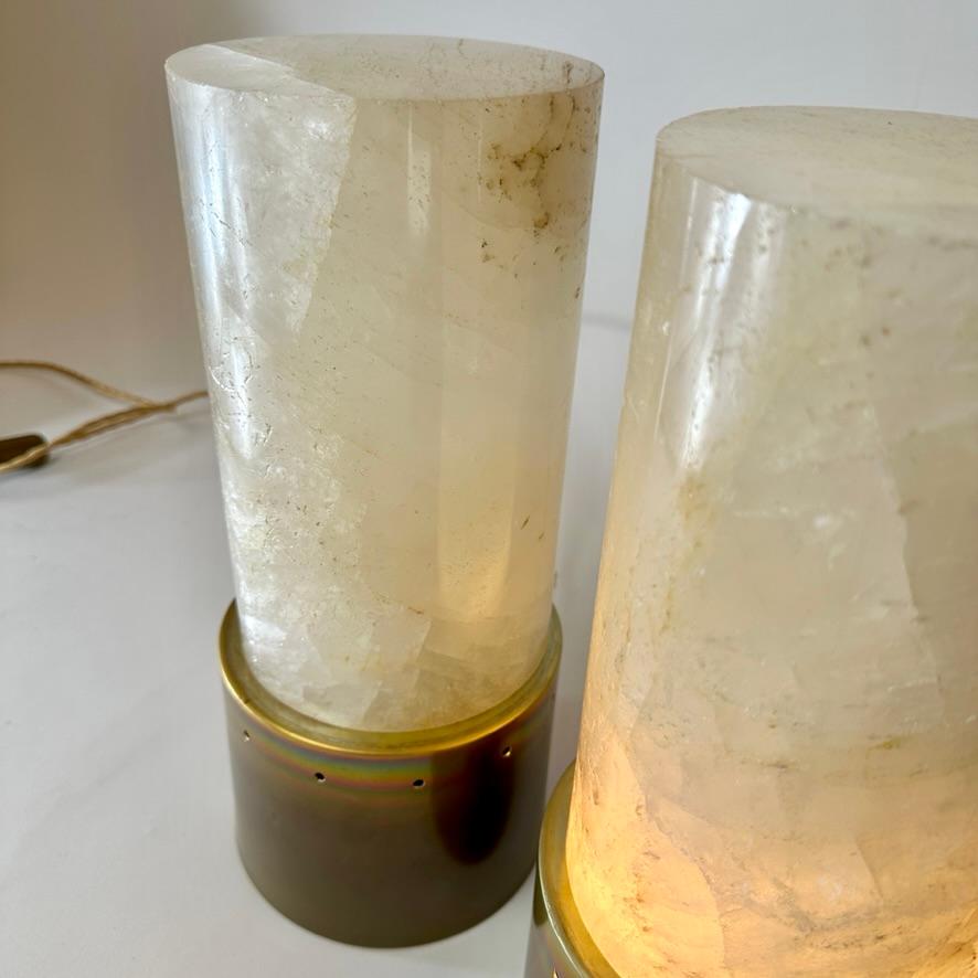 Late 20th Century Pair of Round Brass & White Rock Crystal Stone Table Lamps In Good Condition For Sale In Firenze, Tuscany