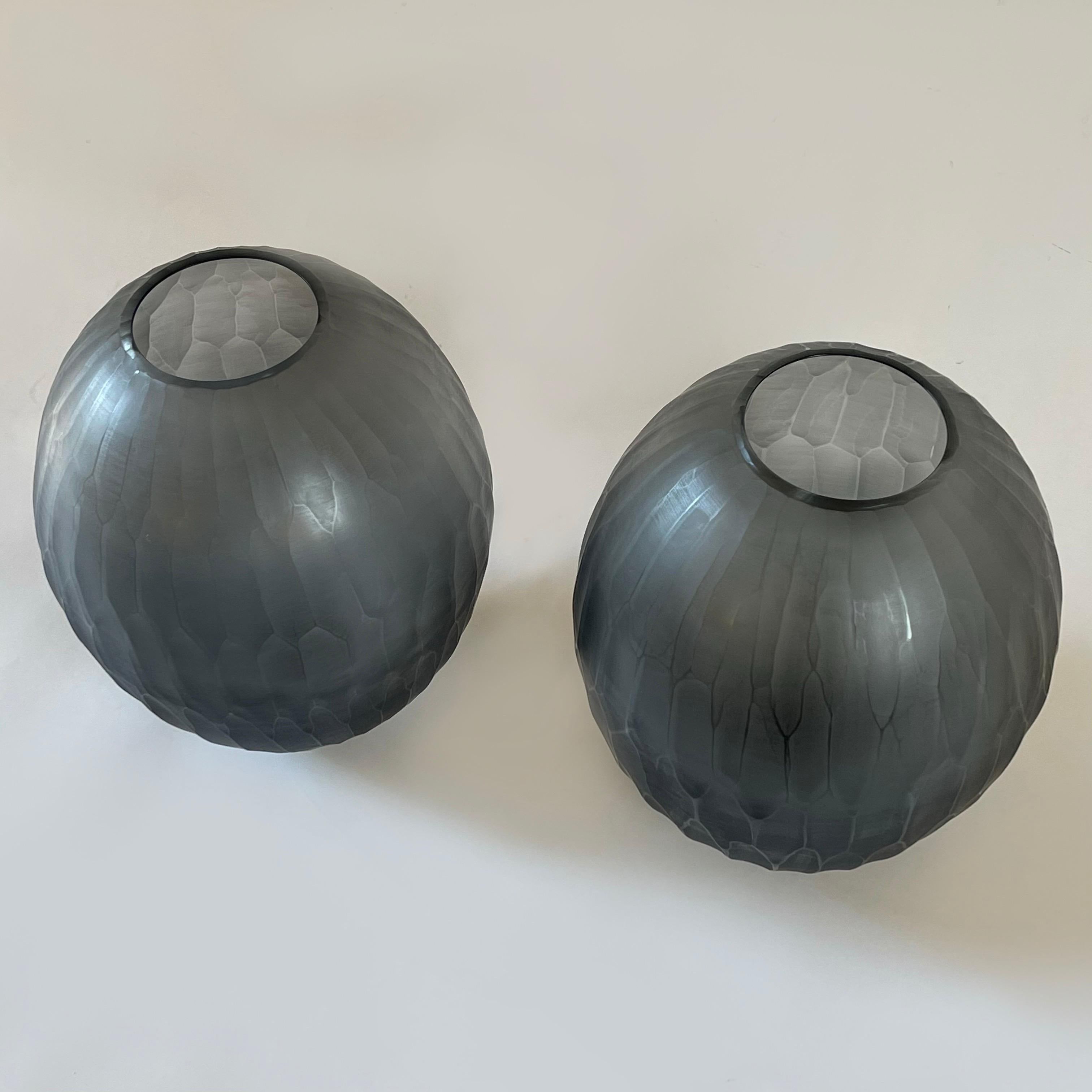 Ein Paar skulpturale Vasen, die Davide Donà zugeschrieben werden. Handgefertigtes facettiertes graues Muranoglas. Unsignierte Stücke.
Davide Donà erlernte die Glasherstellung zunächst in einem Paperweight-Ofen, dann ab 1998 im Unternehmen seines