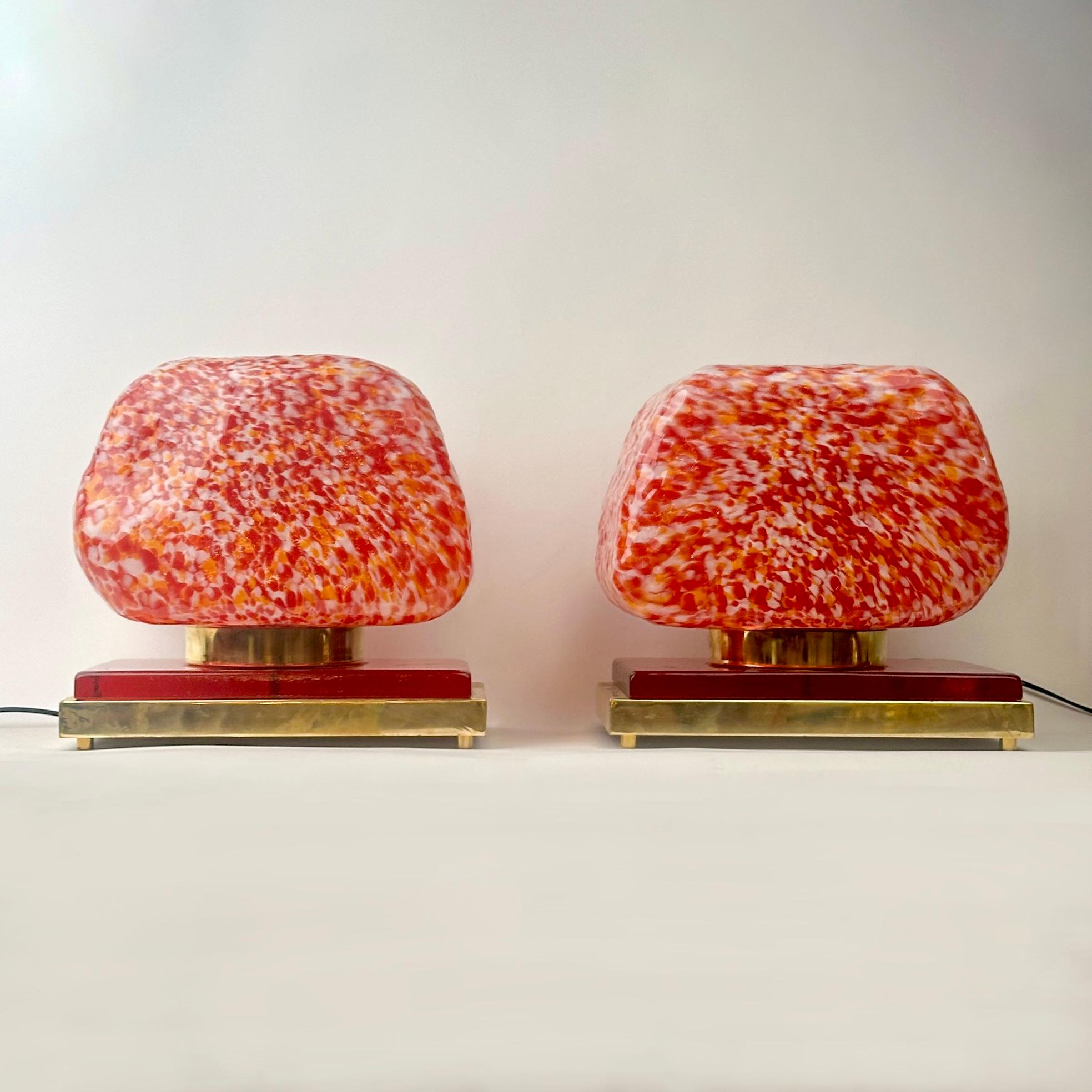 Moderne Fin du 20ème siècle Paire de lampes de table sculpturales en verre rouge de Murano et laiton en vente