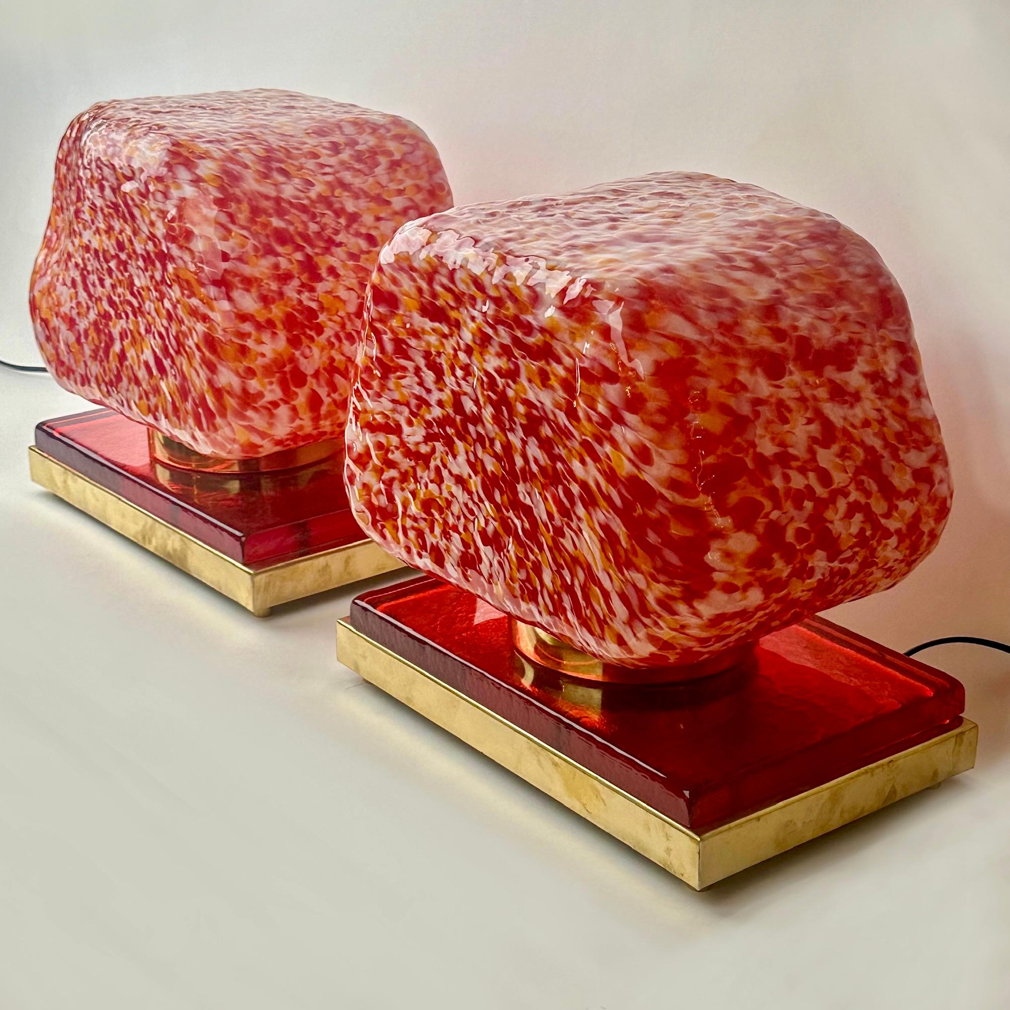 italien Fin du 20ème siècle Paire de lampes de table sculpturales en verre rouge de Murano et laiton en vente
