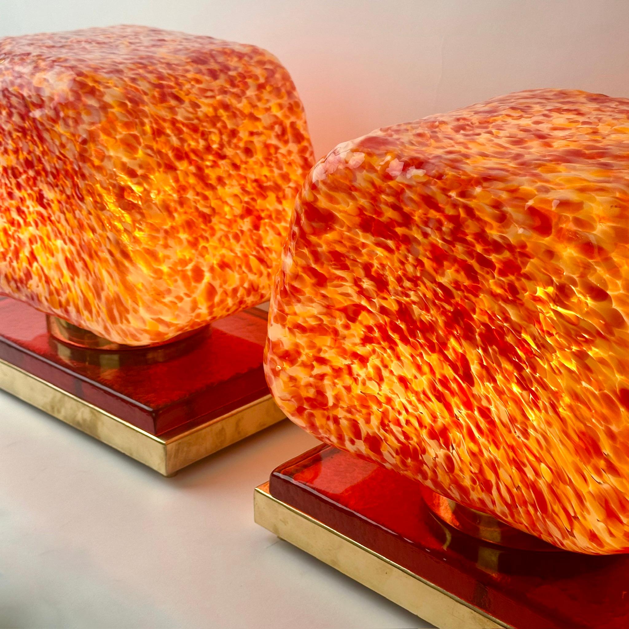 Fin du 20ème siècle Paire de lampes de table sculpturales en verre rouge de Murano et laiton Bon état - En vente à Firenze, Tuscany