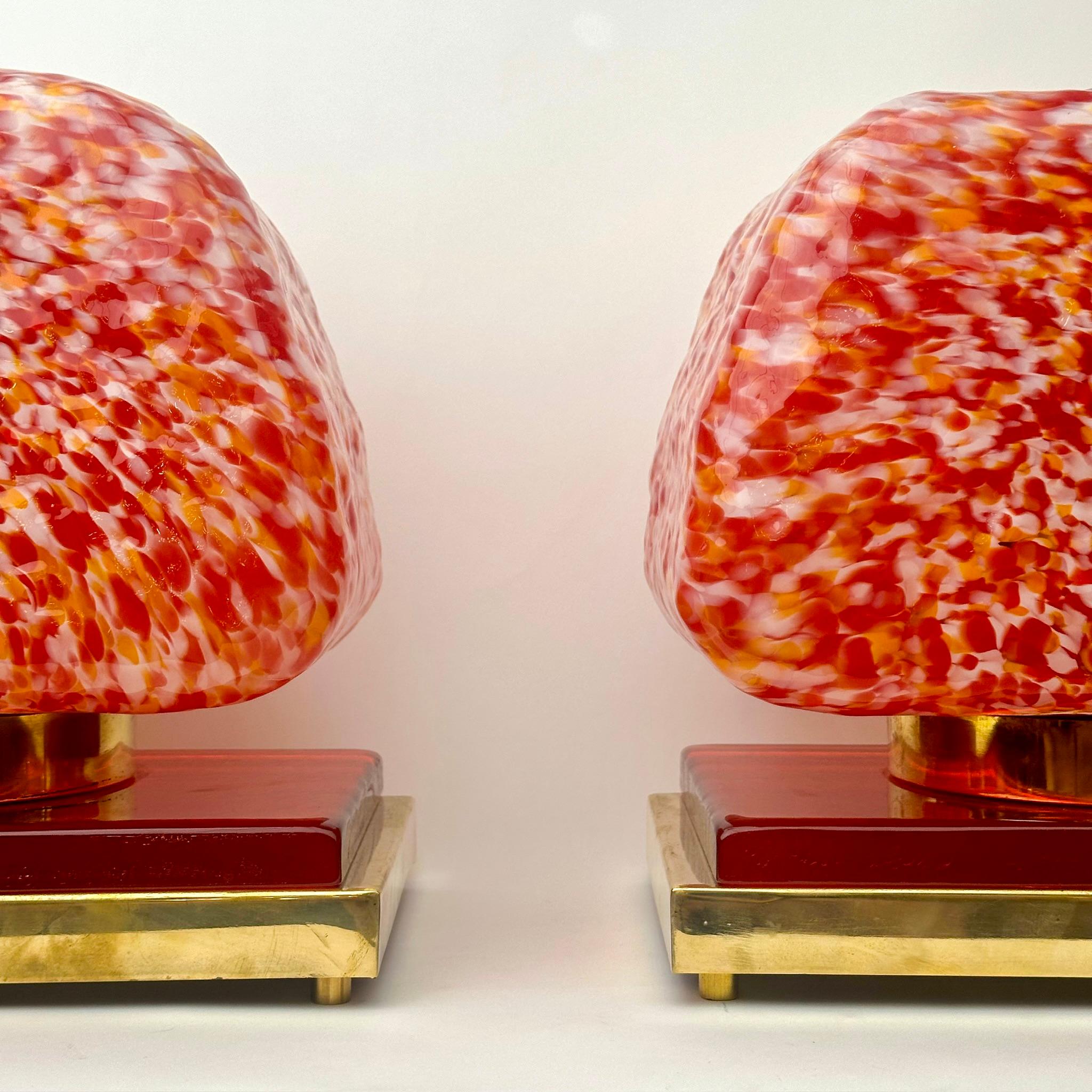 Fin du 20e siècle Fin du 20ème siècle Paire de lampes de table sculpturales en verre rouge de Murano et laiton en vente