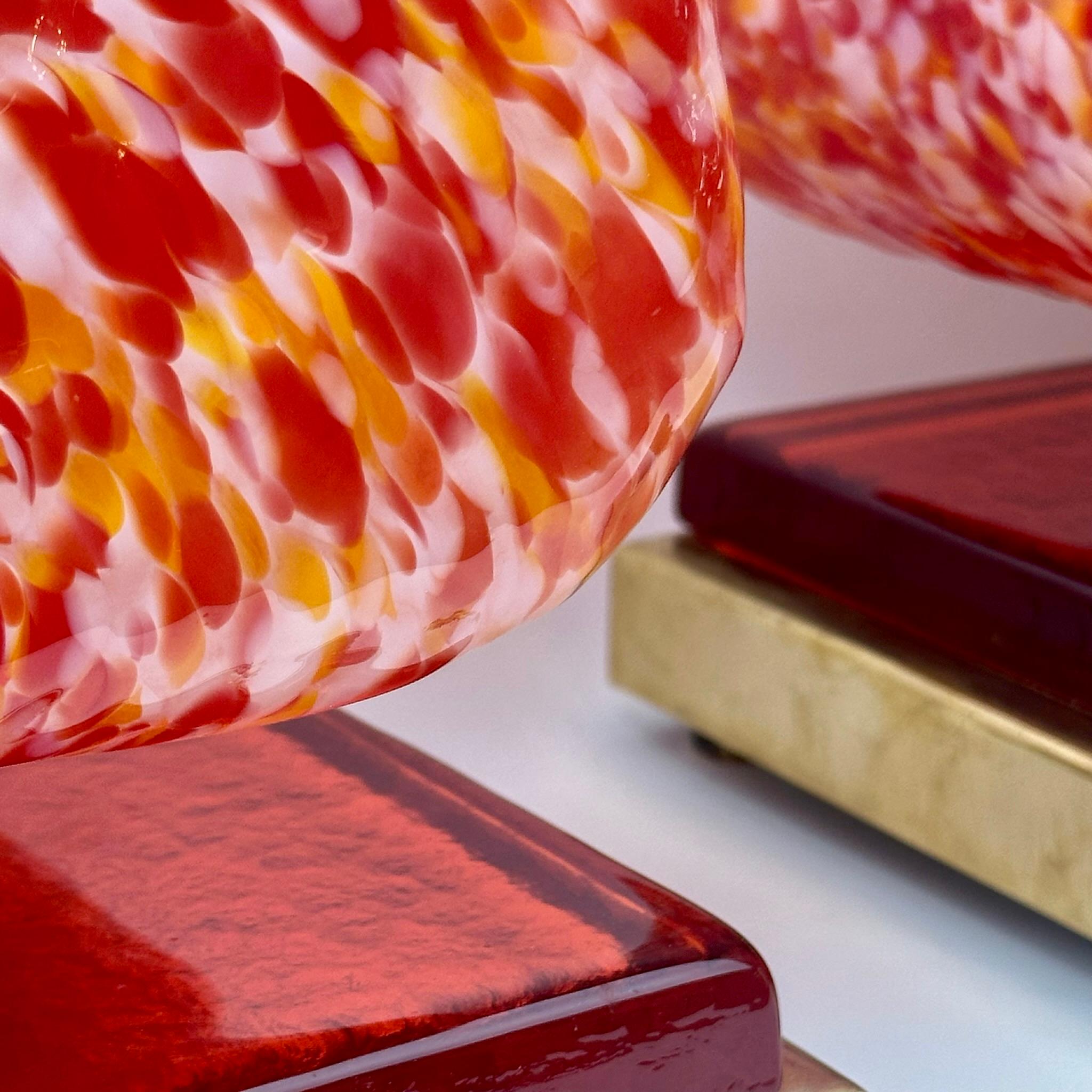 Laiton Fin du 20ème siècle Paire de lampes de table sculpturales en verre rouge de Murano et laiton en vente
