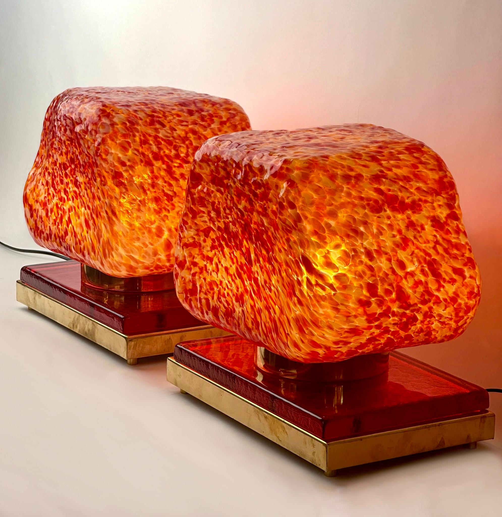 Fin du 20ème siècle Paire de lampes de table sculpturales en verre rouge de Murano et laiton en vente 1