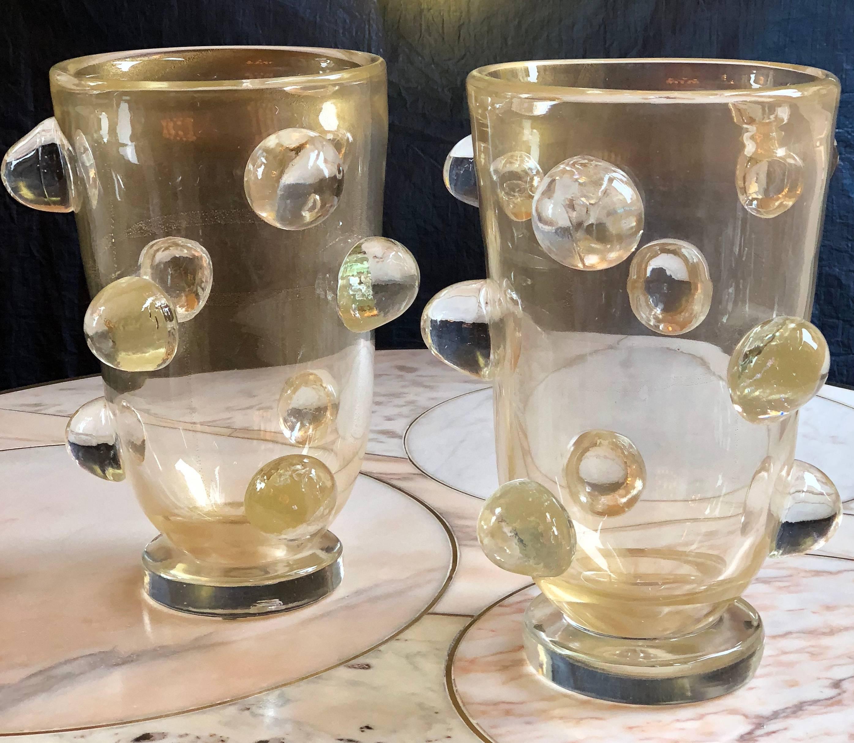 Le diamètre du vase sans les bulles de verre est de 24 cm. 
Signé Costantini Murano en dessous.