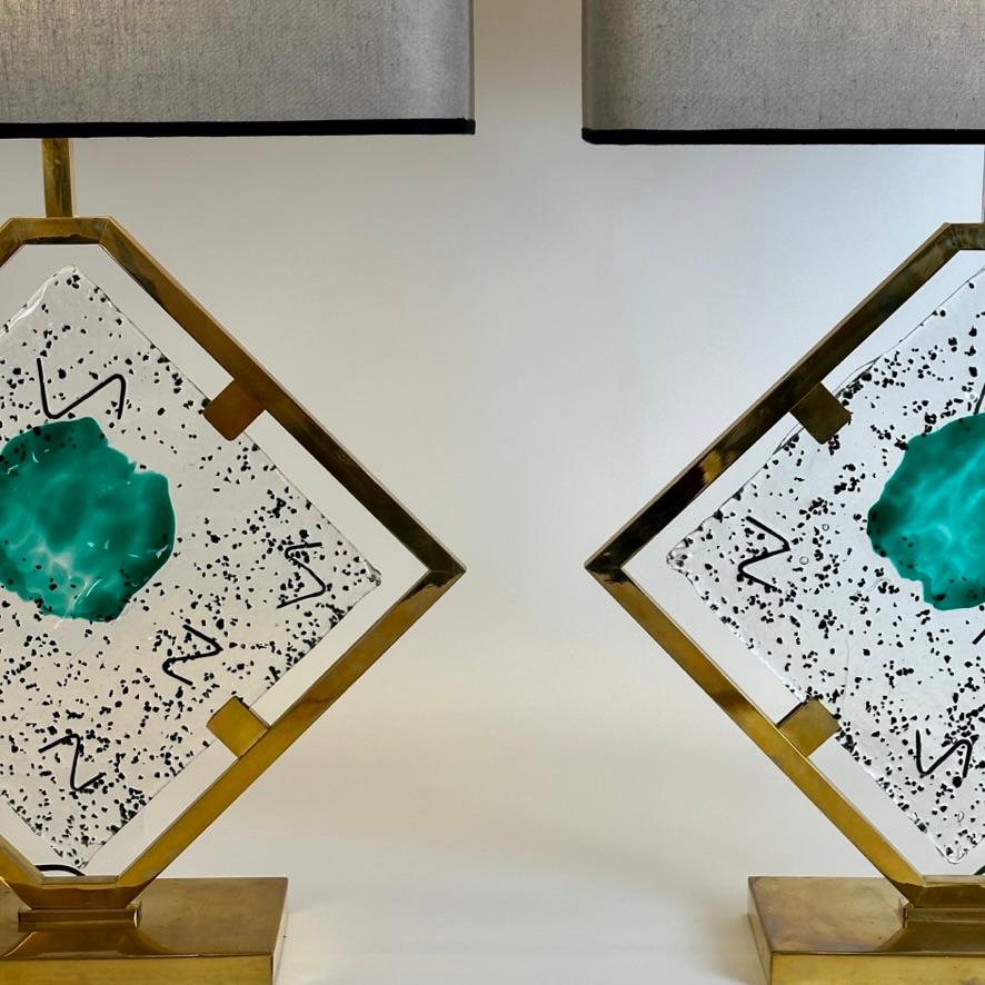 Mid-Century Modern Paire de lampes de bureau en verre d'art de Murano transparent/vert et laiton de la fin du XXe siècle en vente