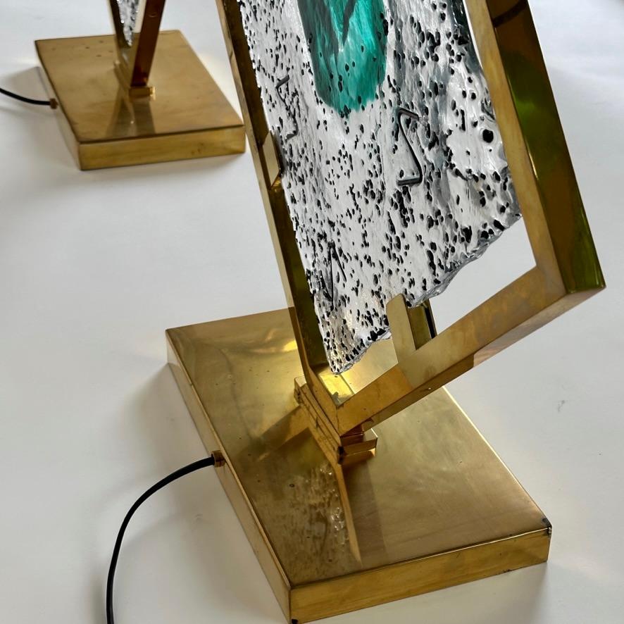 italien Paire de lampes de bureau en verre d'art de Murano transparent/vert et laiton de la fin du XXe siècle en vente