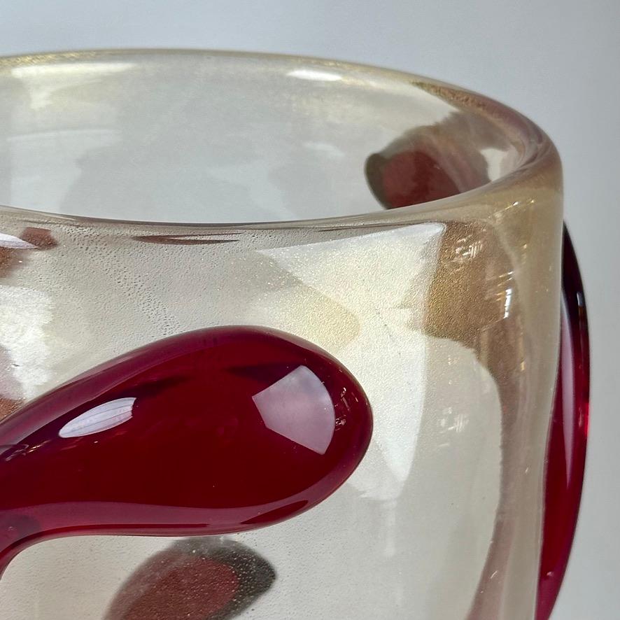 Moderne Paire de vases en verre d'art transparent de Murano avec applications rouges, fin du 20e siècle en vente