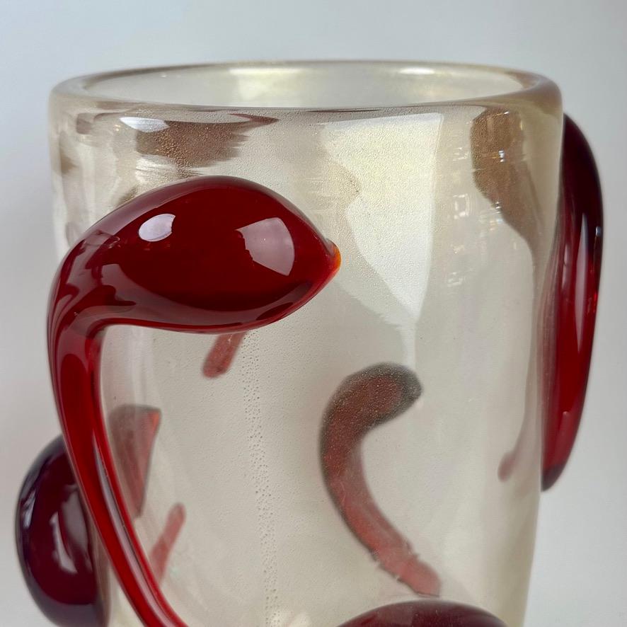 italien Paire de vases en verre d'art transparent de Murano avec applications rouges, fin du 20e siècle en vente