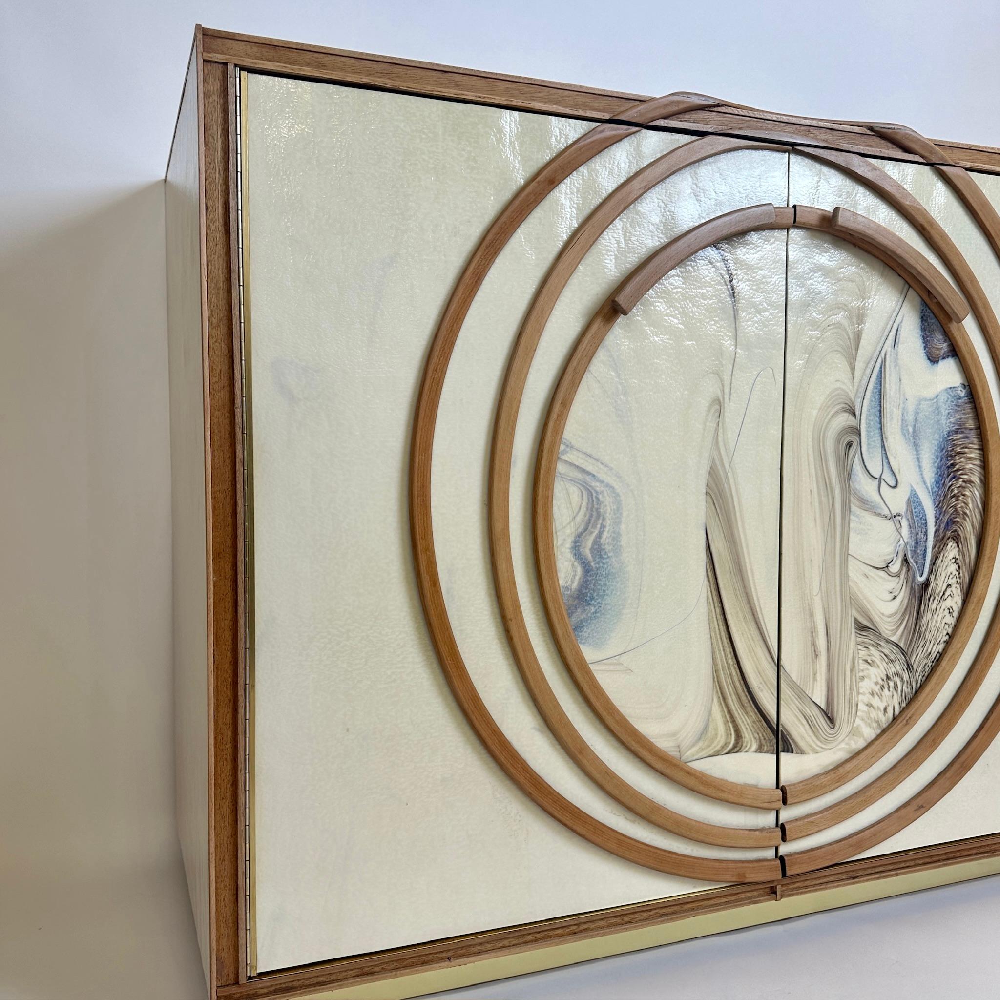 Paar Schränke aus weißem Murano-Kunstglas des späten 20. Jahrhunderts, Holz mit Messingdetails (Italienisch) im Angebot