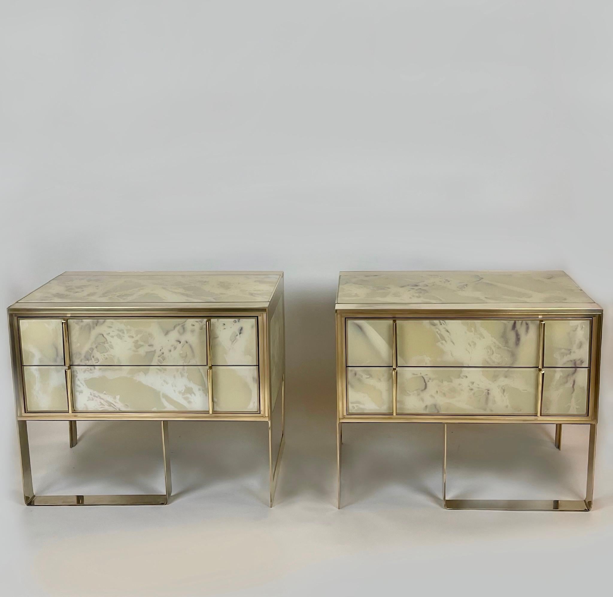 Color glass mix: ivory, light green & violet.
The chest depth all together is 53 cm. including the brass handles (bulging 3 cm.).