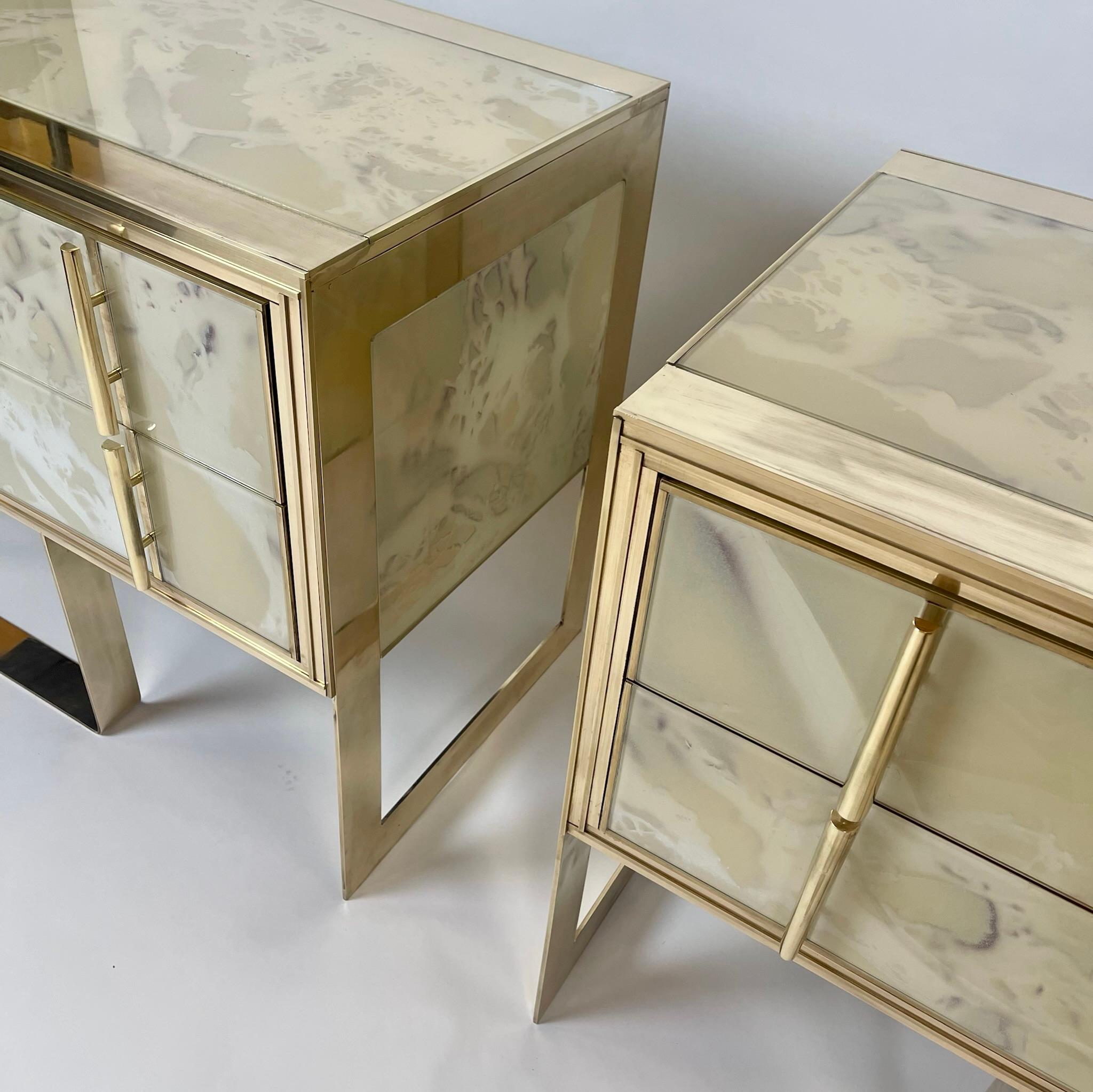 Late 20th Century Pair of Wood, Brass & Beige Murano Art Glass Chest of Drawers In Good Condition In Firenze, Tuscany