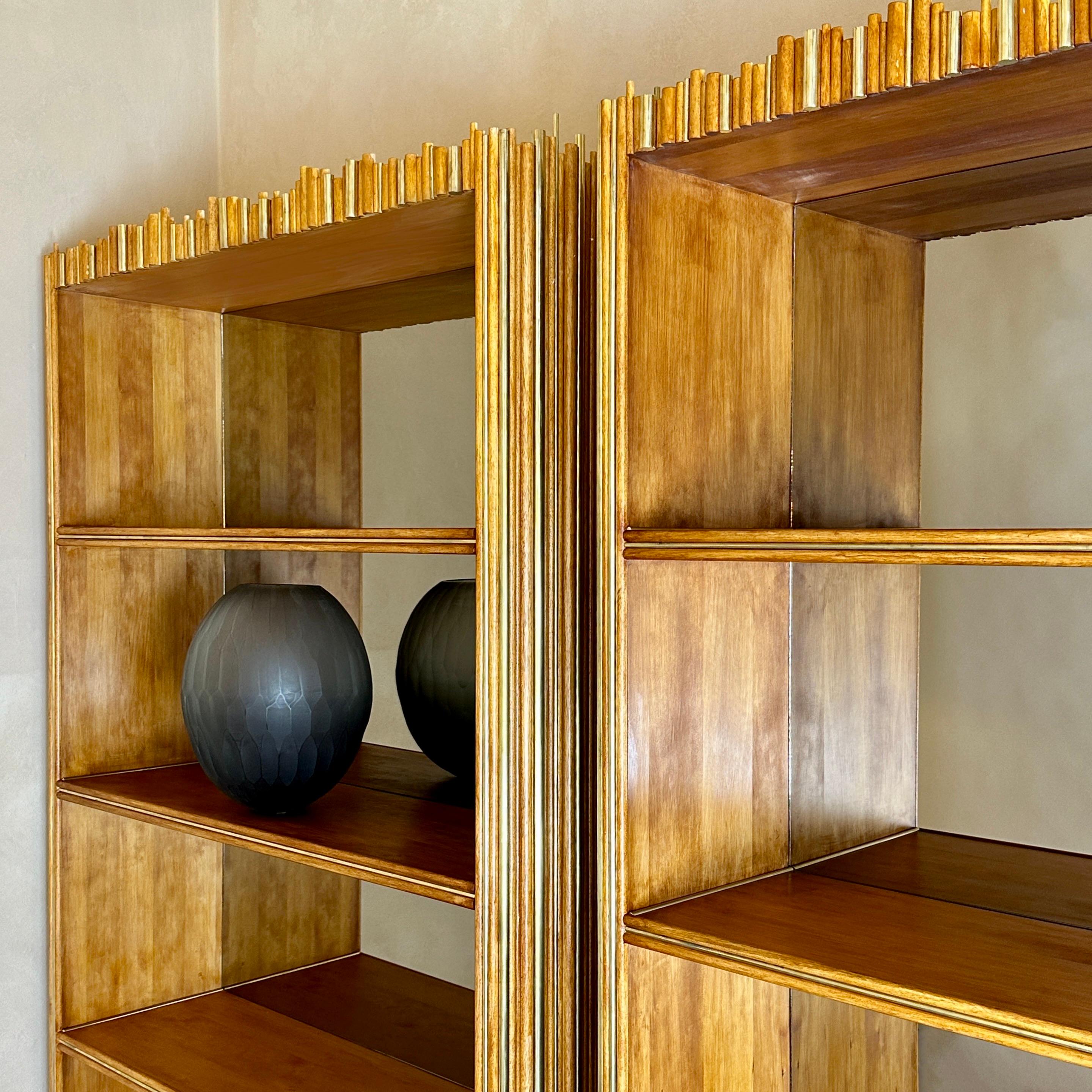 Late 20th Century Pair of Wood & Brass Breadsticks Bookcases w/Bronzed Mirrors In Good Condition For Sale In Firenze, Tuscany