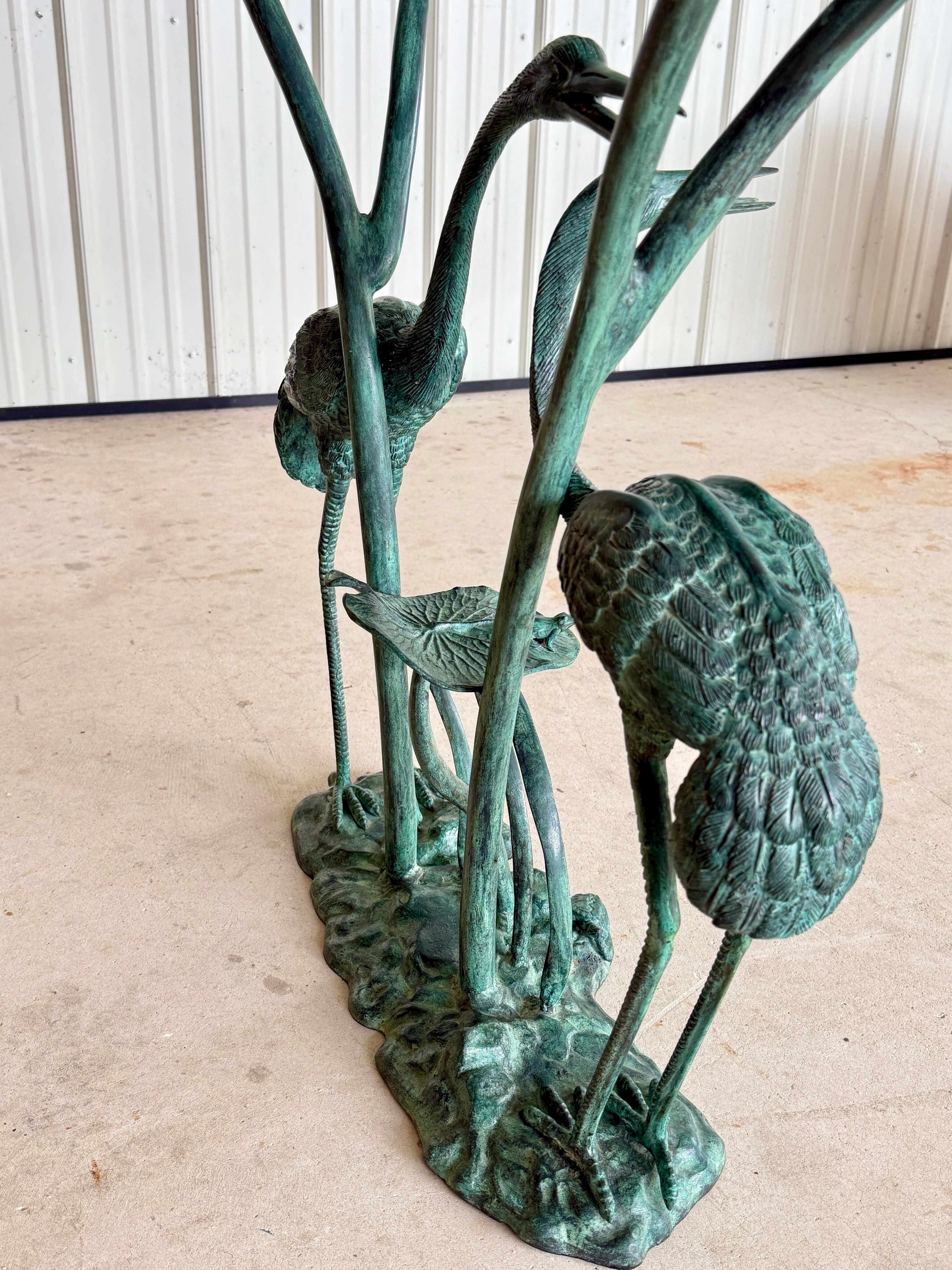 Table console en bronze patiné de la fin du 20e siècle avec héron et nénuphar par LaBarge en vente 3