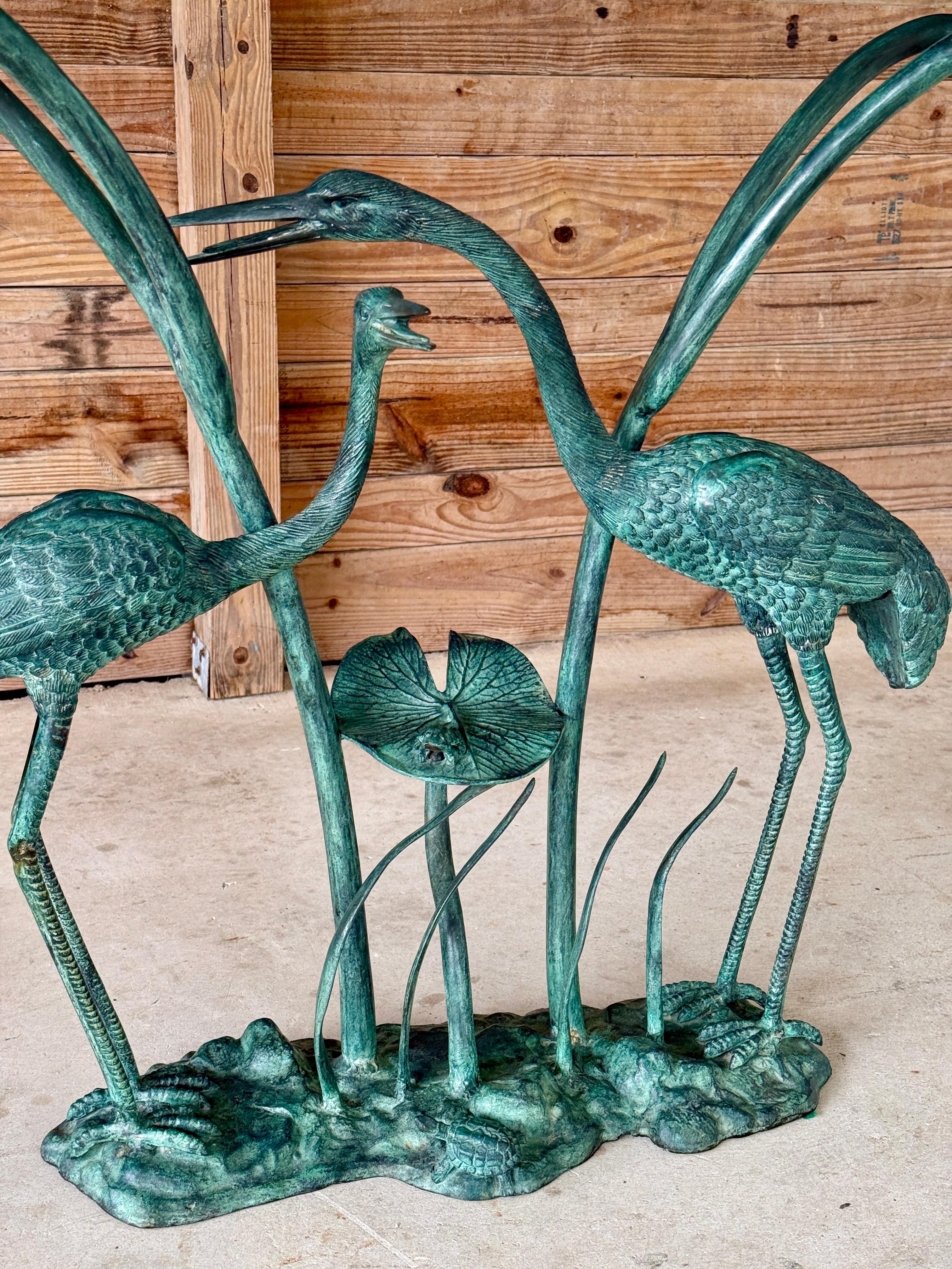 Une élégante table console de la fin du 20e siècle par Labarge, avec une base sculpturale en bronze patiné représentant des hérons pataugeant parmi des nénuphars et des roseaux. Magnifiquement détaillé avec des textures de plumes et des formes
