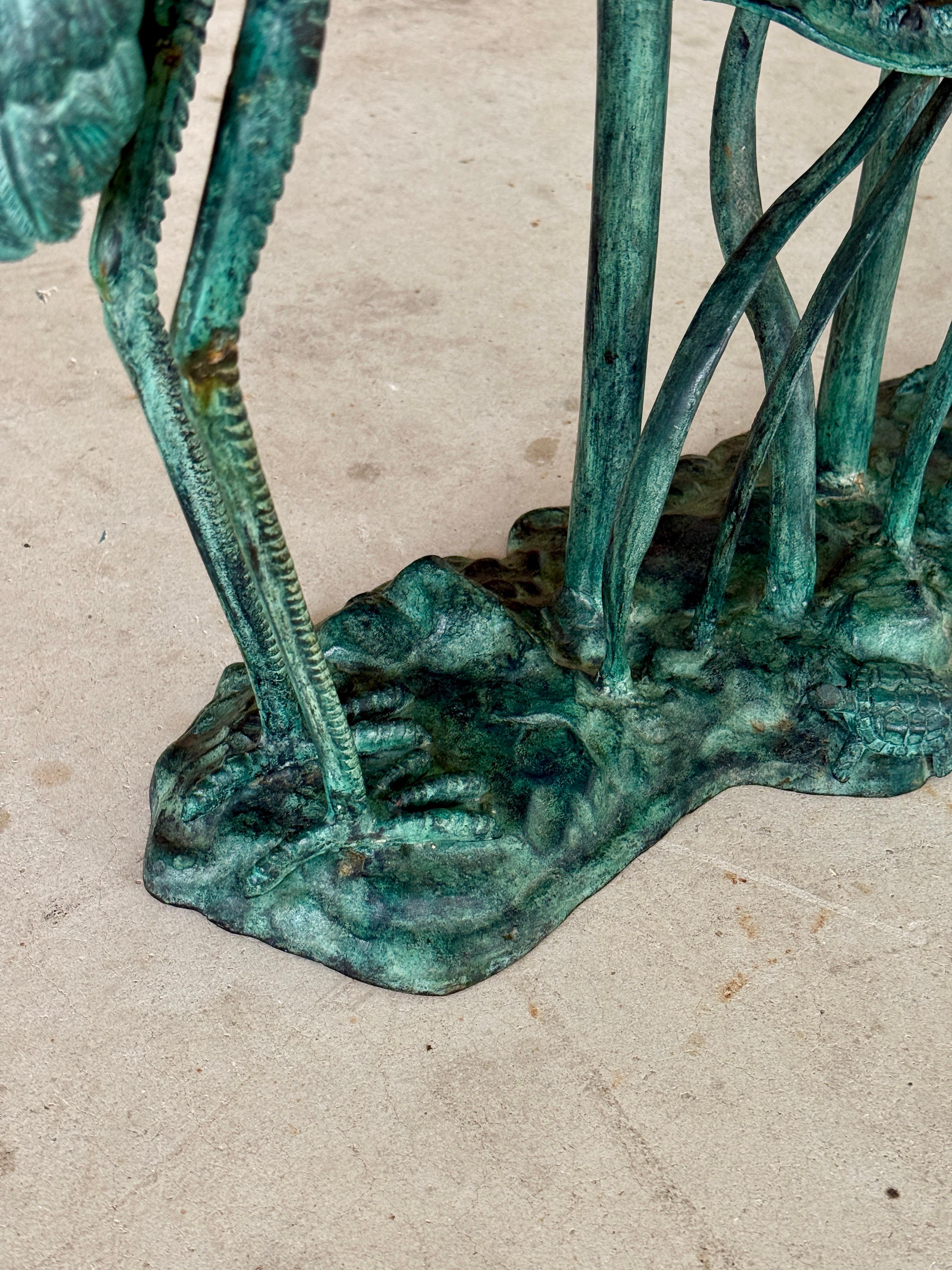 Inconnu Table console en bronze patiné de la fin du 20e siècle avec héron et nénuphar par LaBarge en vente