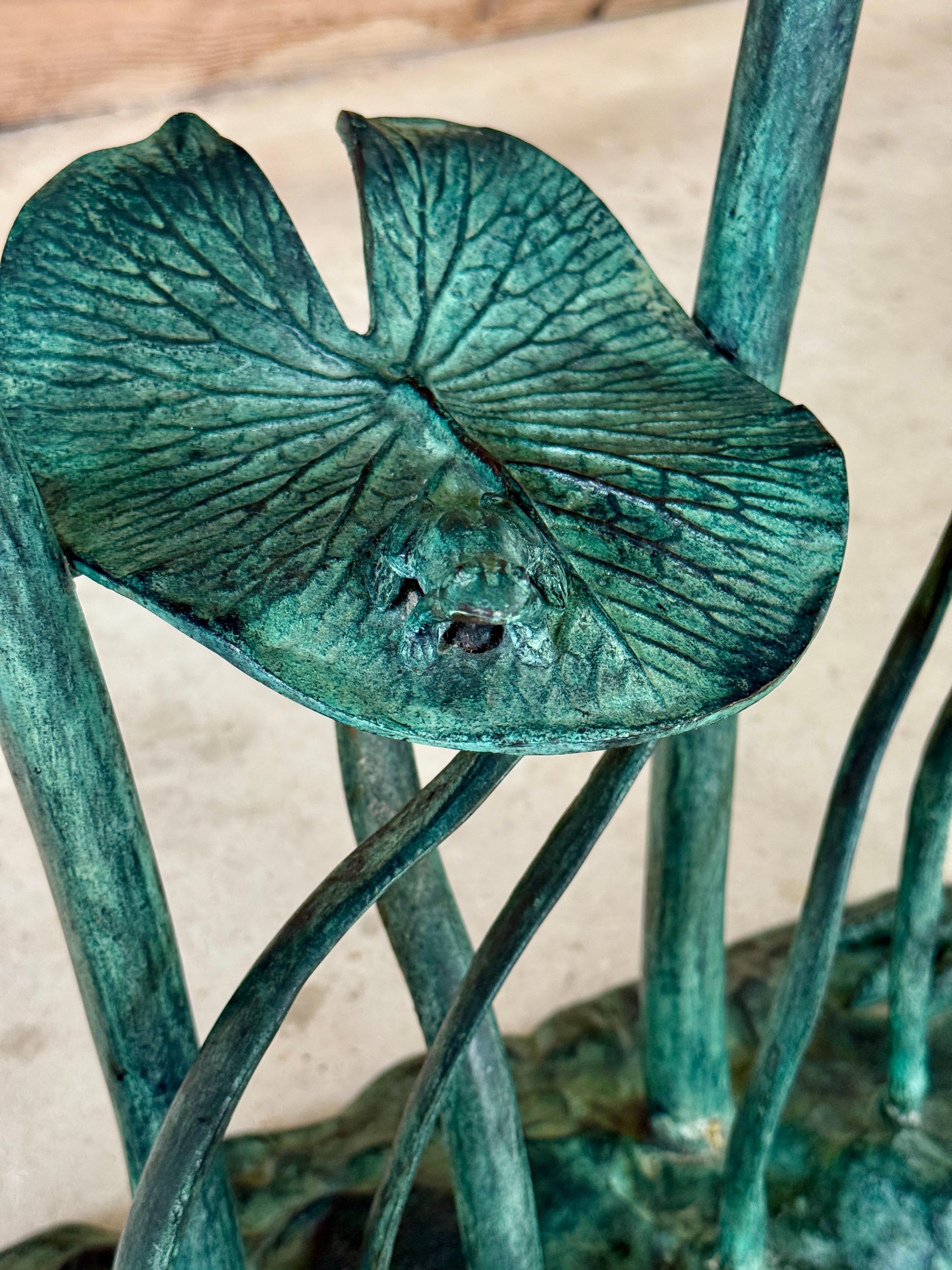 20ième siècle Table console en bronze patiné de la fin du 20e siècle avec héron et nénuphar par LaBarge en vente
