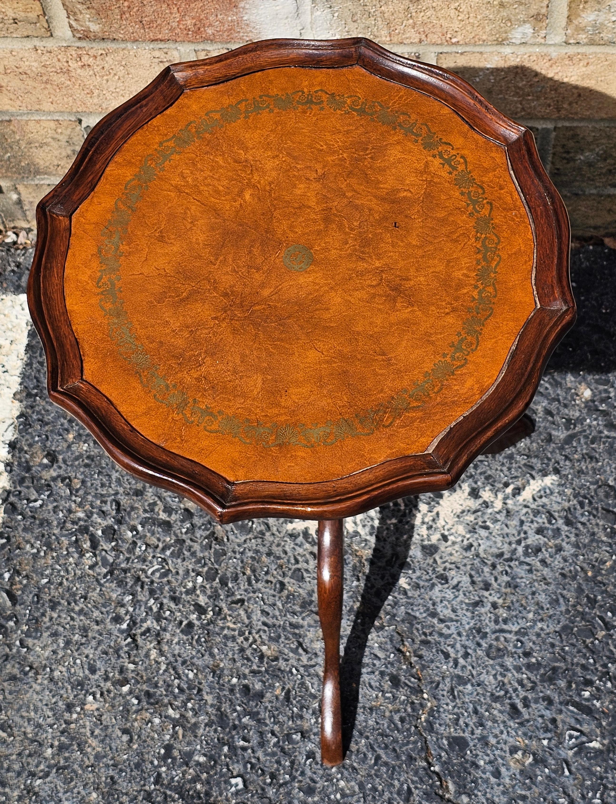 Porte-bougies en acajou à piédestal et à trépied de la fin du 20e siècle, avec dessus en cuir tolélé en pochoir. 
Mesure 13