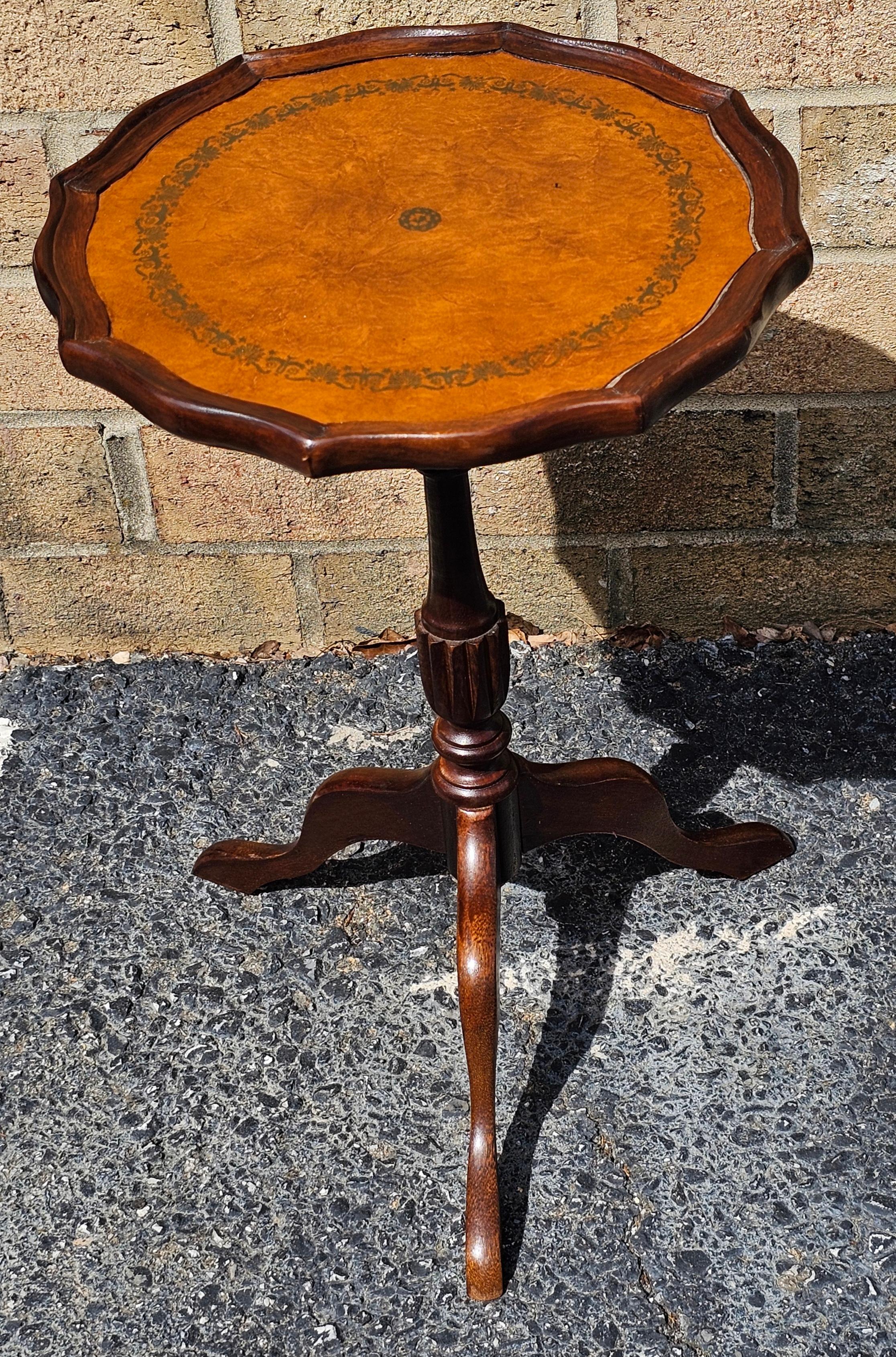 Georgien Fin du 20e siècle The Pedestal Tripod Tooled Leather Top Mahogany Candle Stand en vente