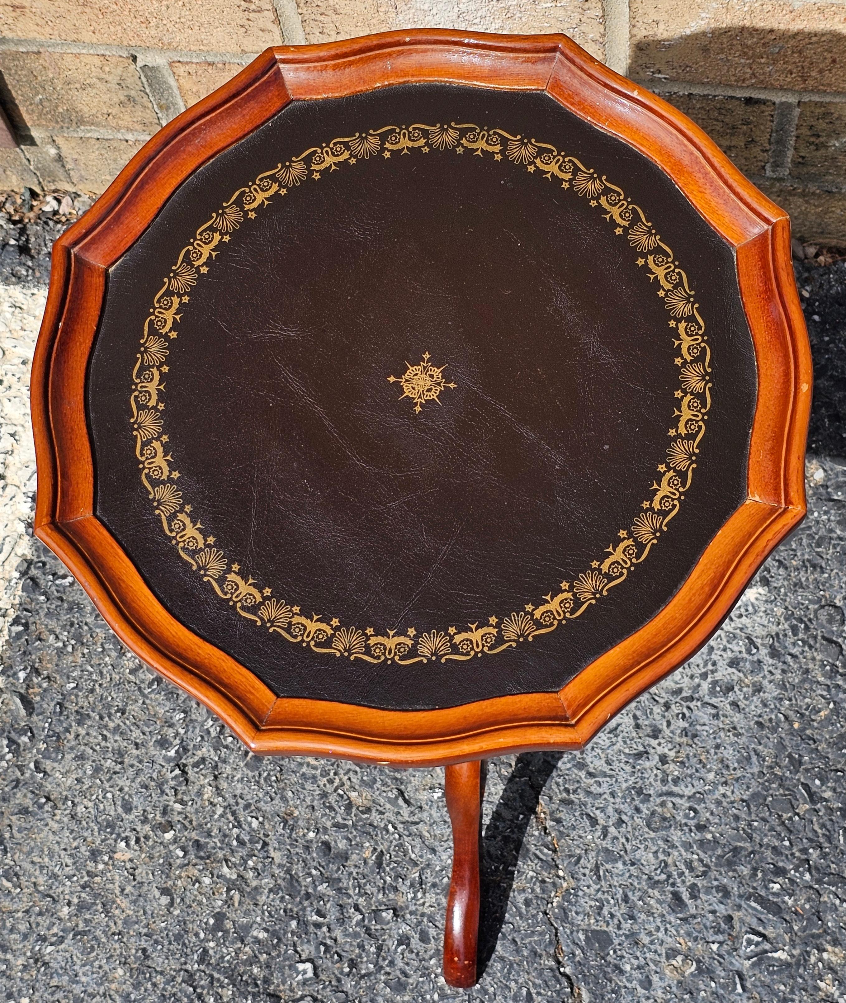 Inconnu Fin du 20e siècle The Pedestal Tripod Tooled Leather Top Mahogany Candle Stand en vente