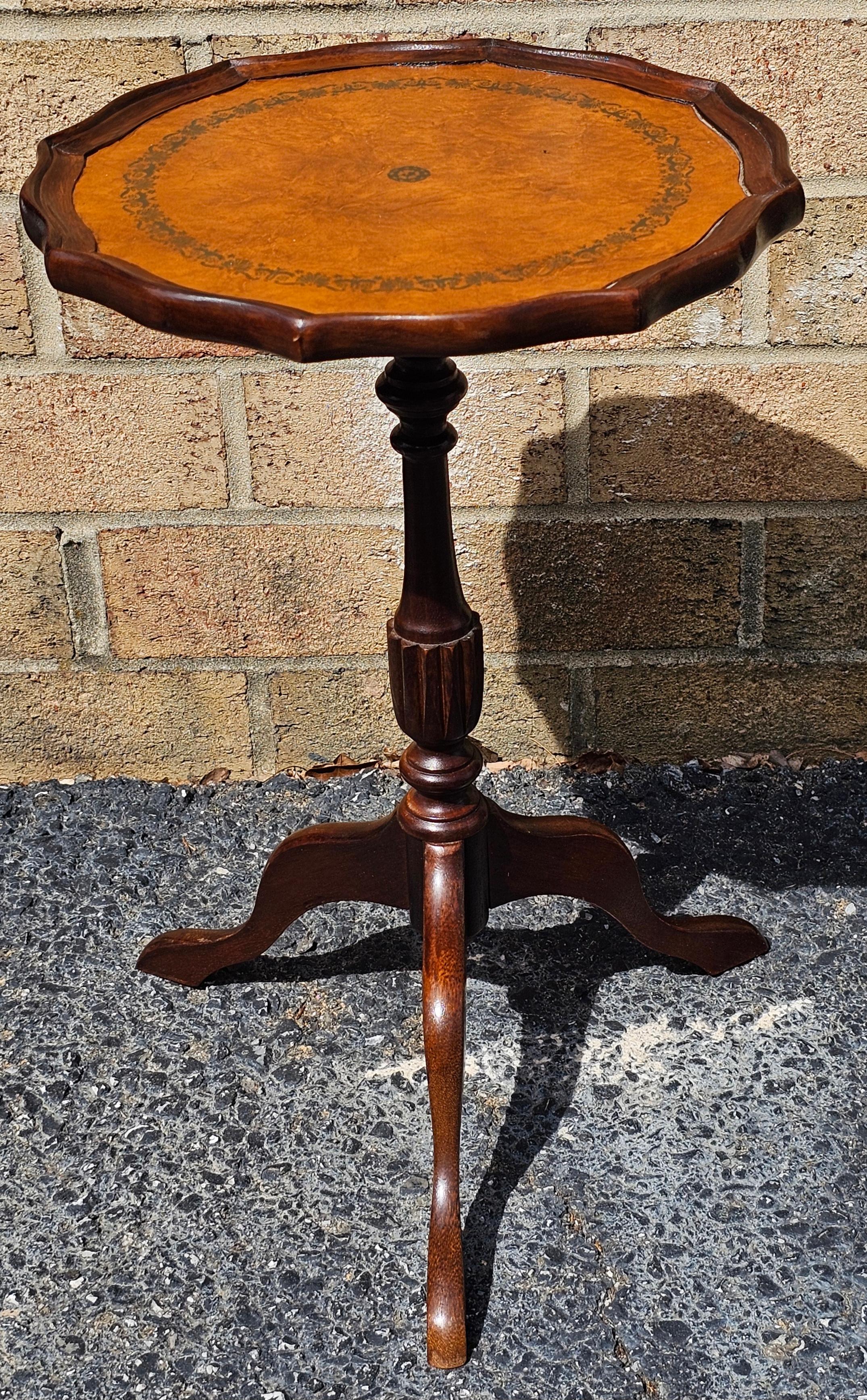 Inconnu Fin du 20e siècle The Pedestal Tripod Tooled Leather Top Mahogany Candle Stand en vente