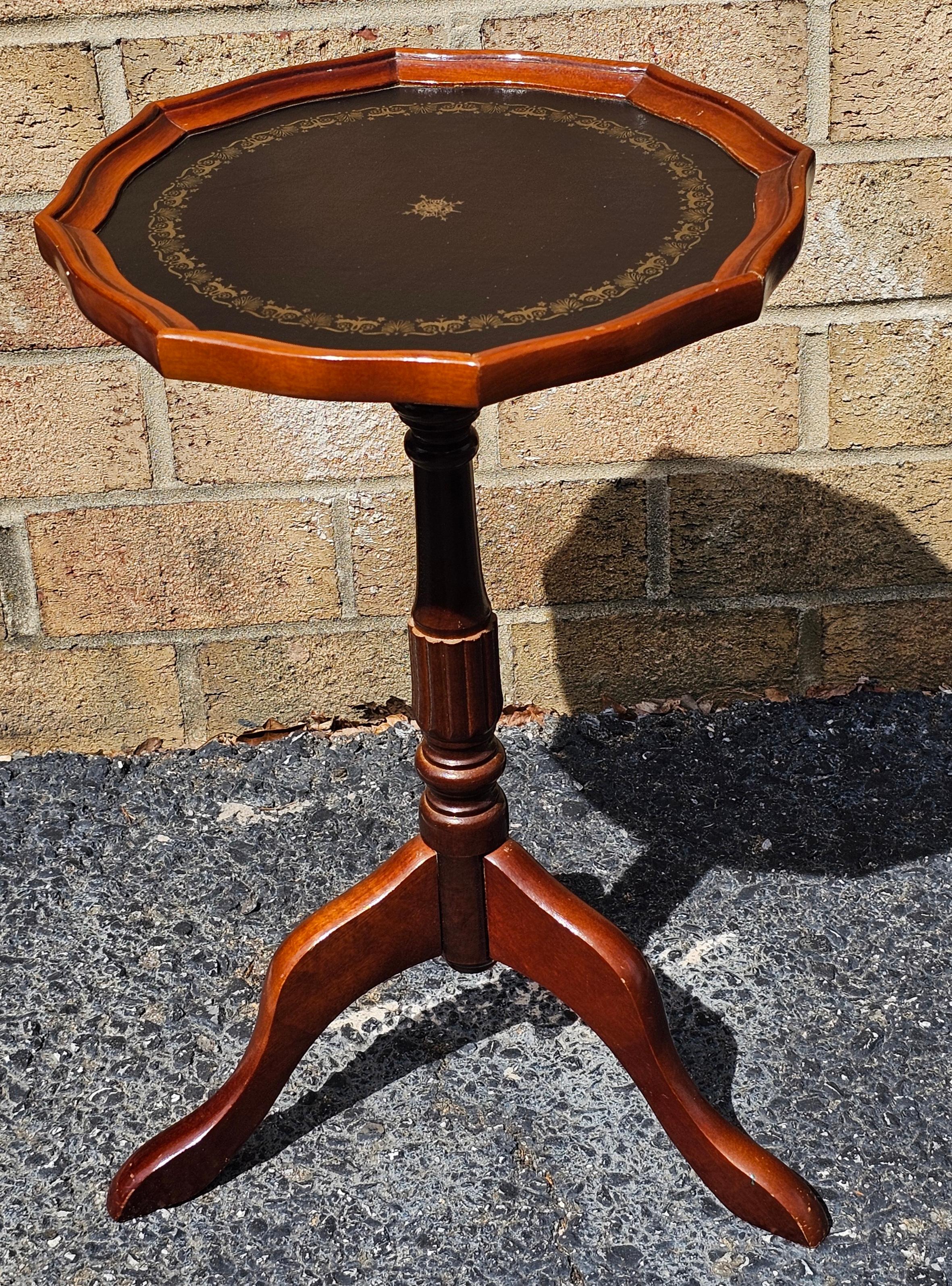 Tacheté Fin du 20e siècle The Pedestal Tripod Tooled Leather Top Mahogany Candle Stand en vente