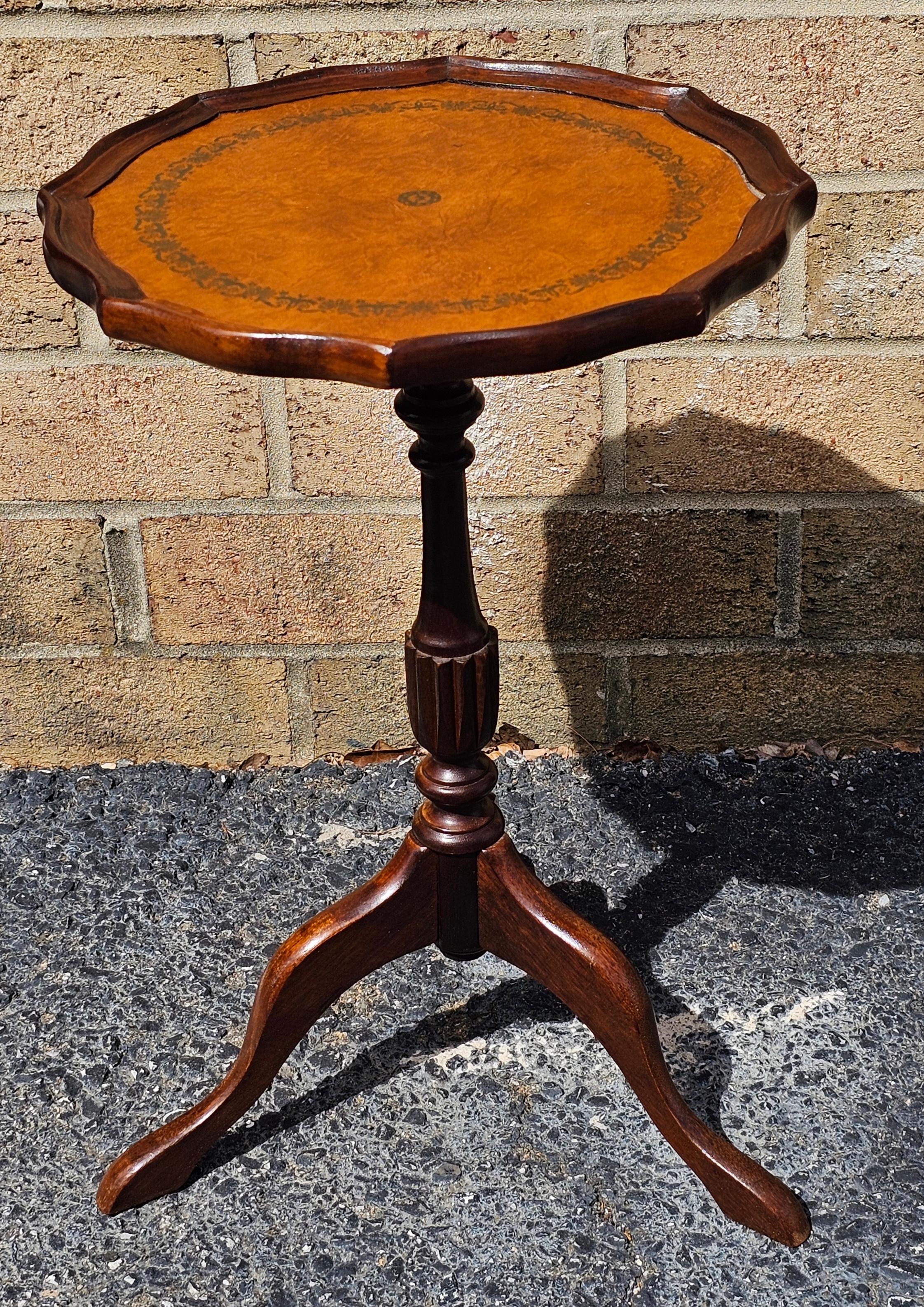 Tacheté Fin du 20e siècle The Pedestal Tripod Tooled Leather Top Mahogany Candle Stand en vente