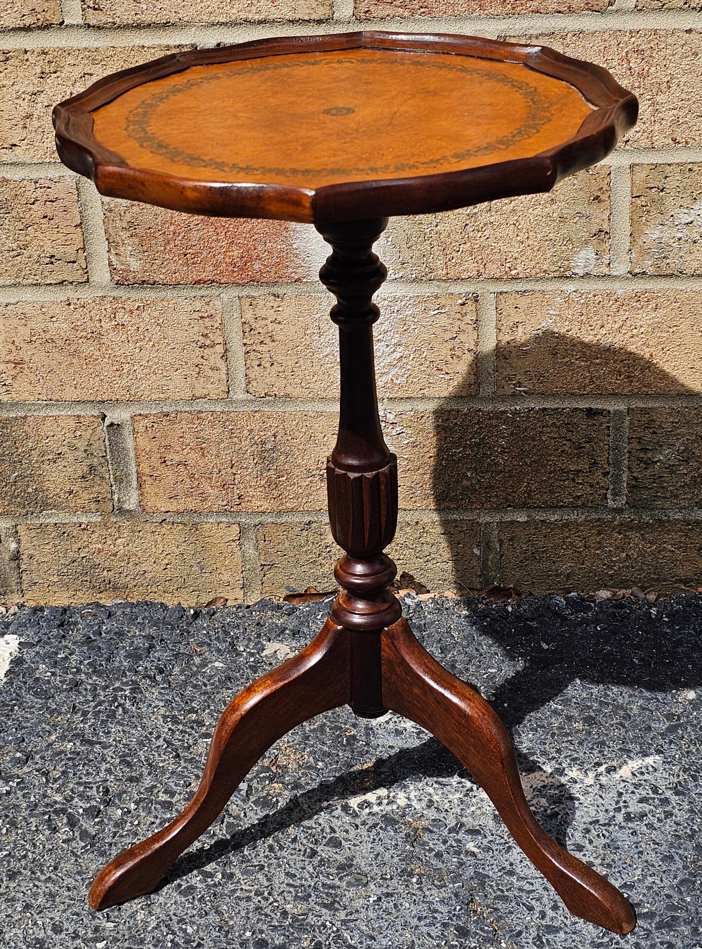Fin du 20e siècle The Pedestal Tripod Tooled Leather Top Mahogany Candle Stand Bon état - En vente à Germantown, MD