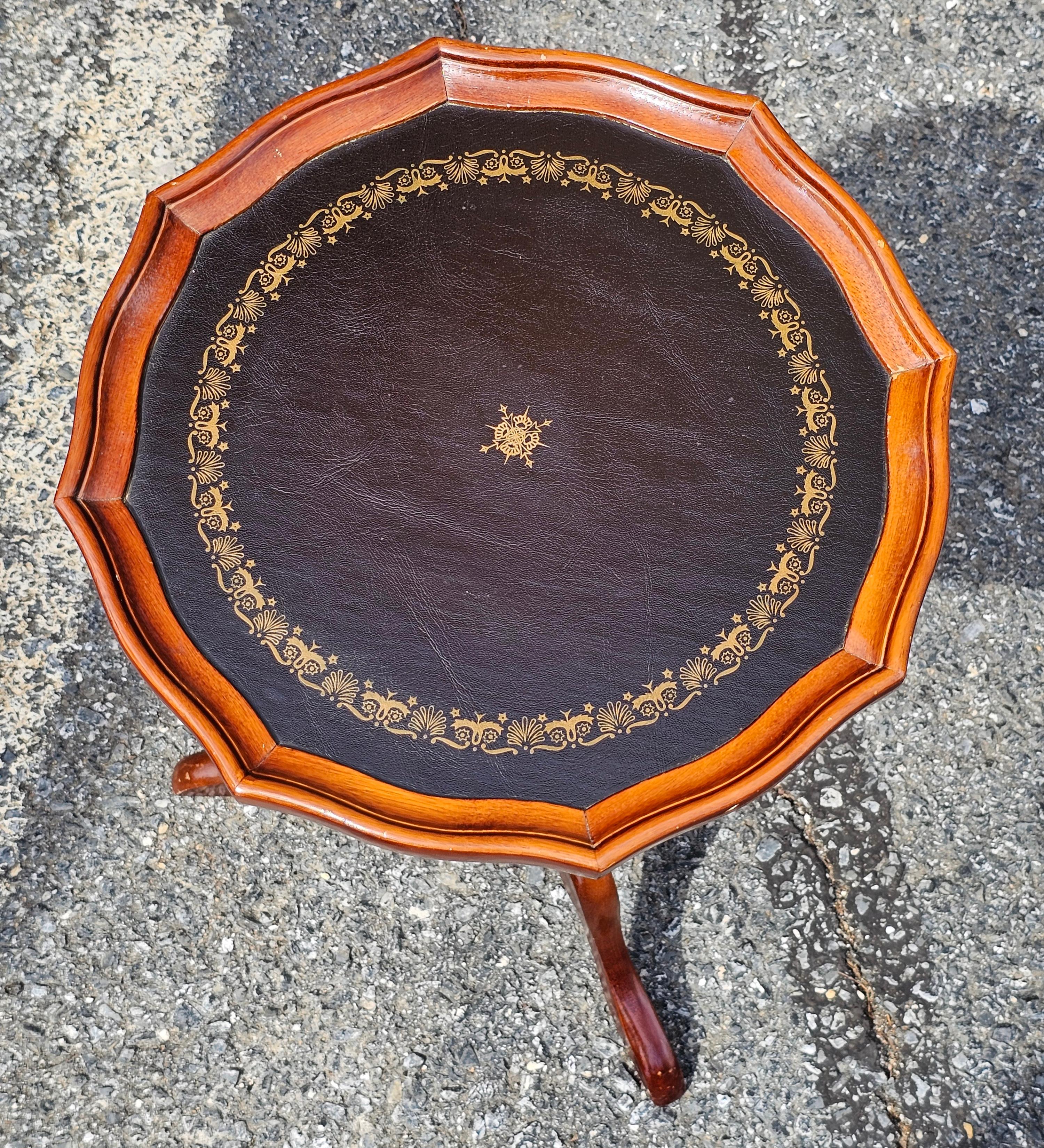 20ième siècle Fin du 20e siècle The Pedestal Tripod Tooled Leather Top Mahogany Candle Stand en vente