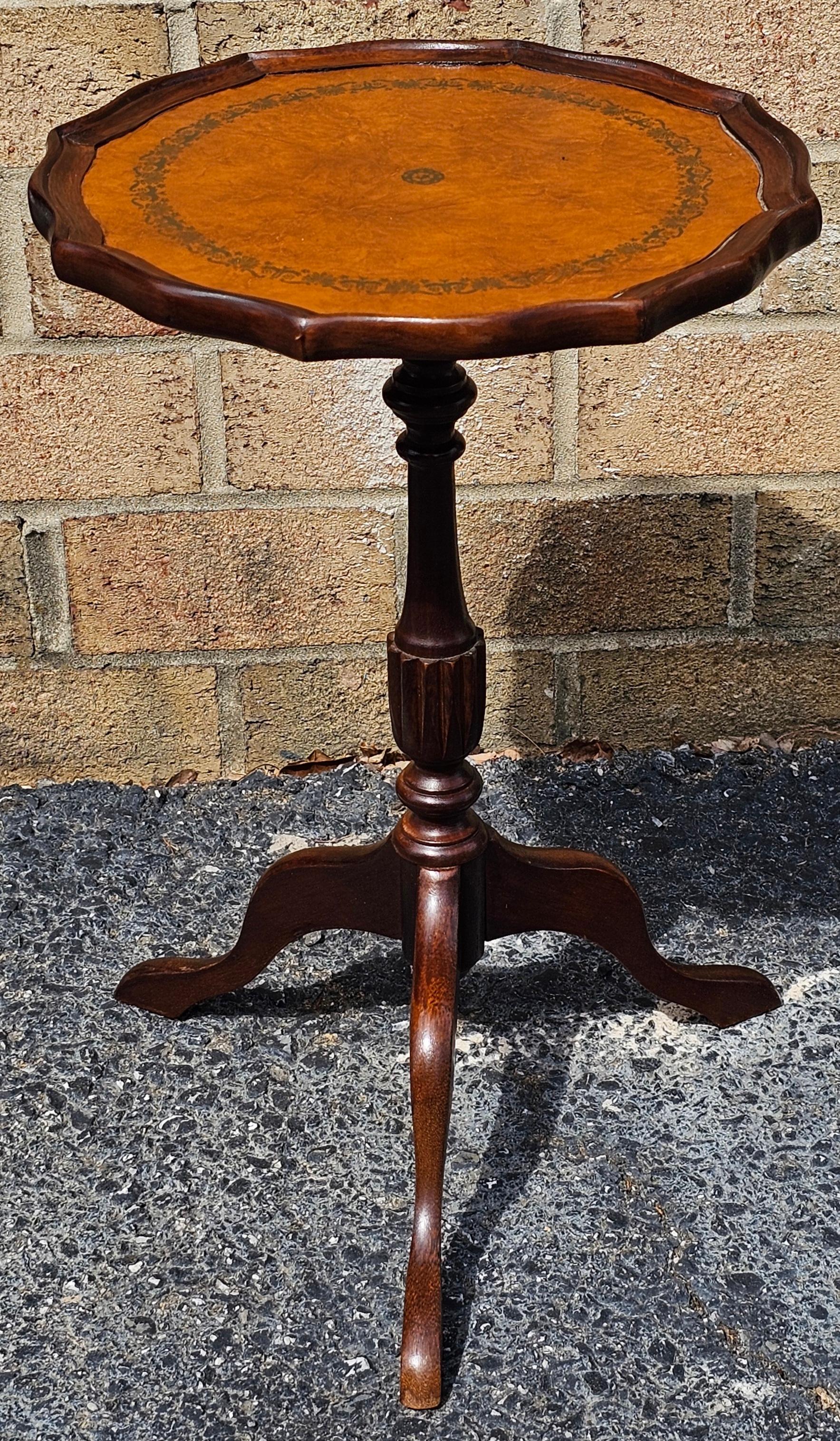 20ième siècle Fin du 20e siècle The Pedestal Tripod Tooled Leather Top Mahogany Candle Stand en vente
