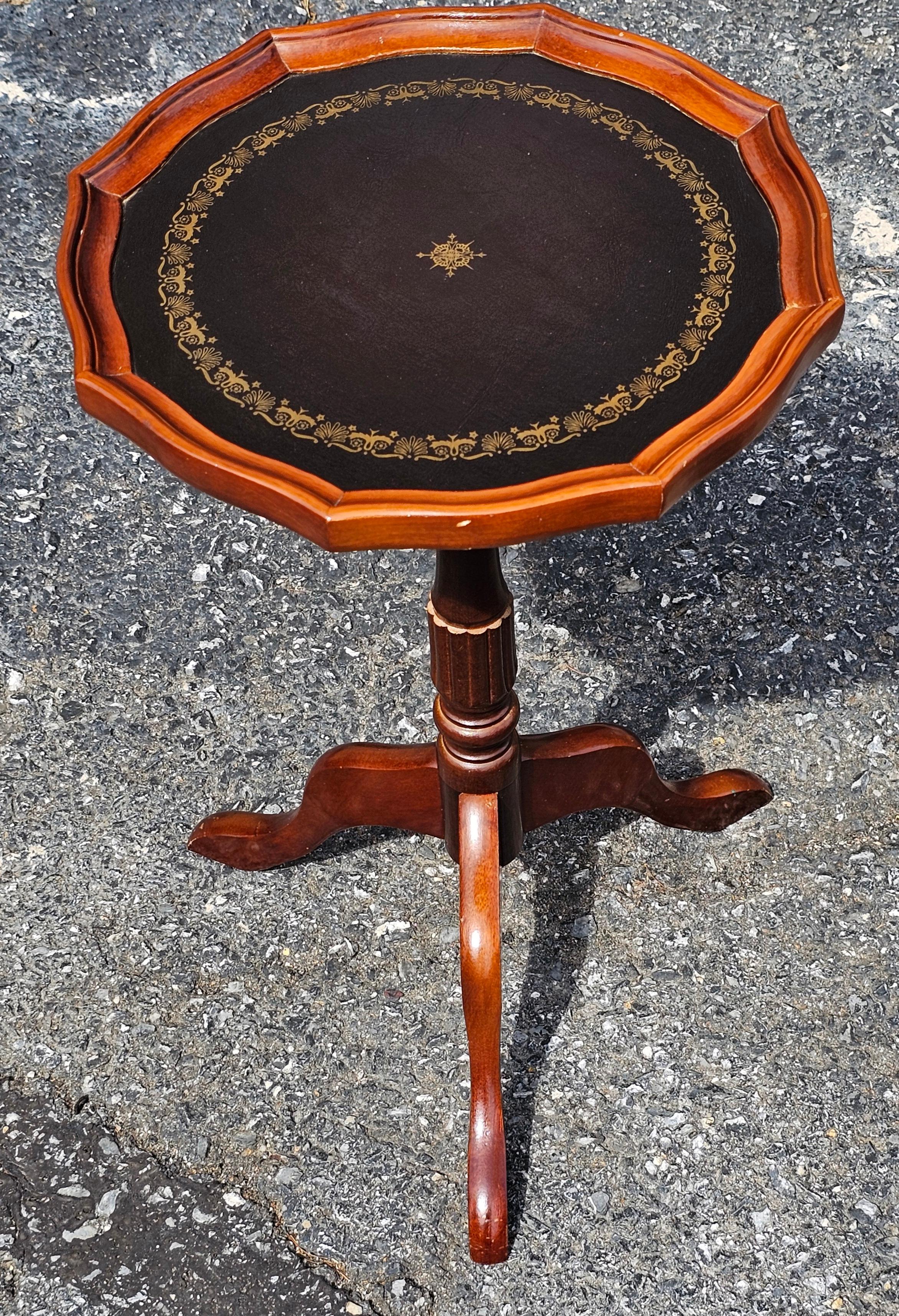 Acajou Fin du 20e siècle The Pedestal Tripod Tooled Leather Top Mahogany Candle Stand en vente