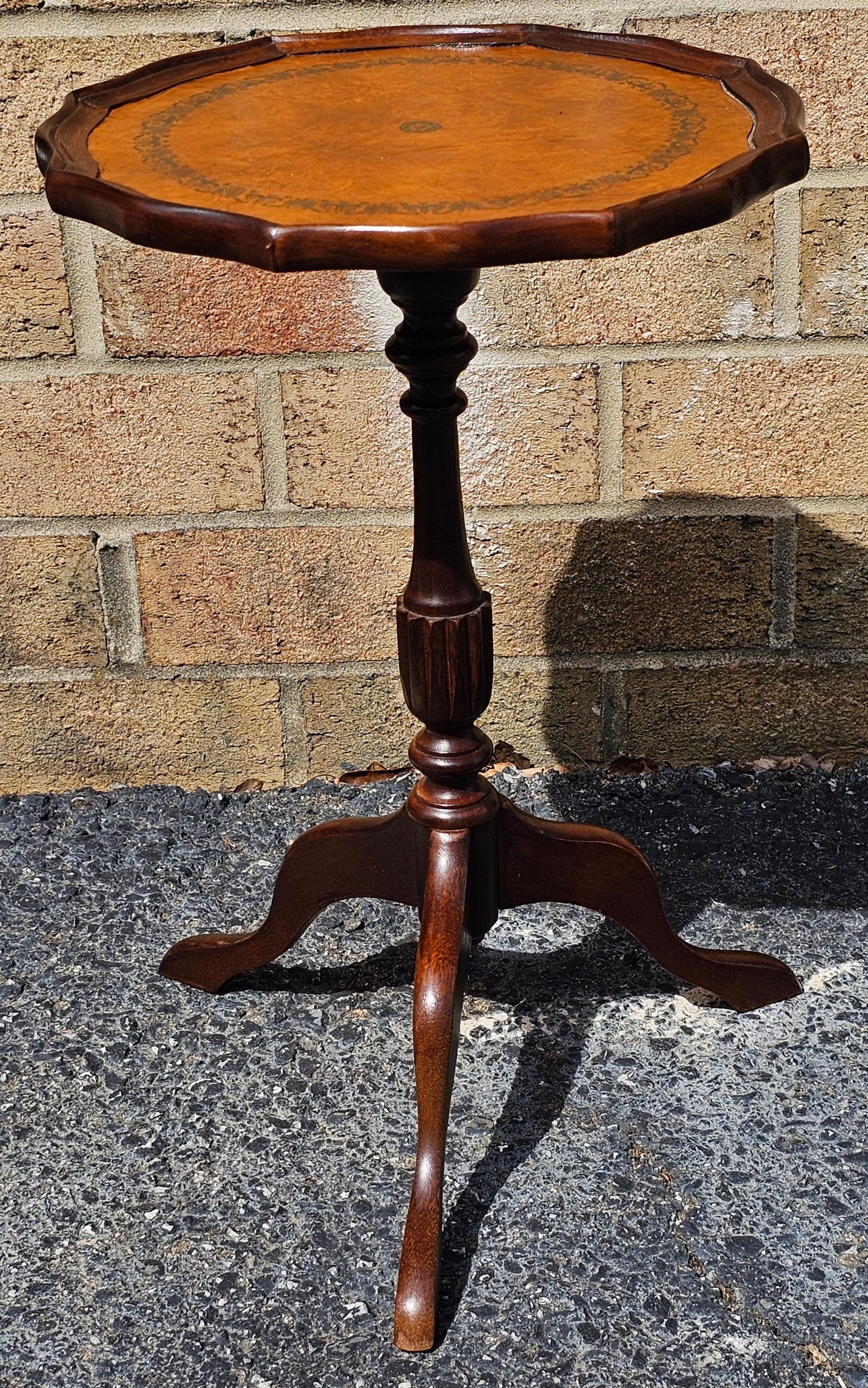 Cuir Fin du 20e siècle The Pedestal Tripod Tooled Leather Top Mahogany Candle Stand en vente