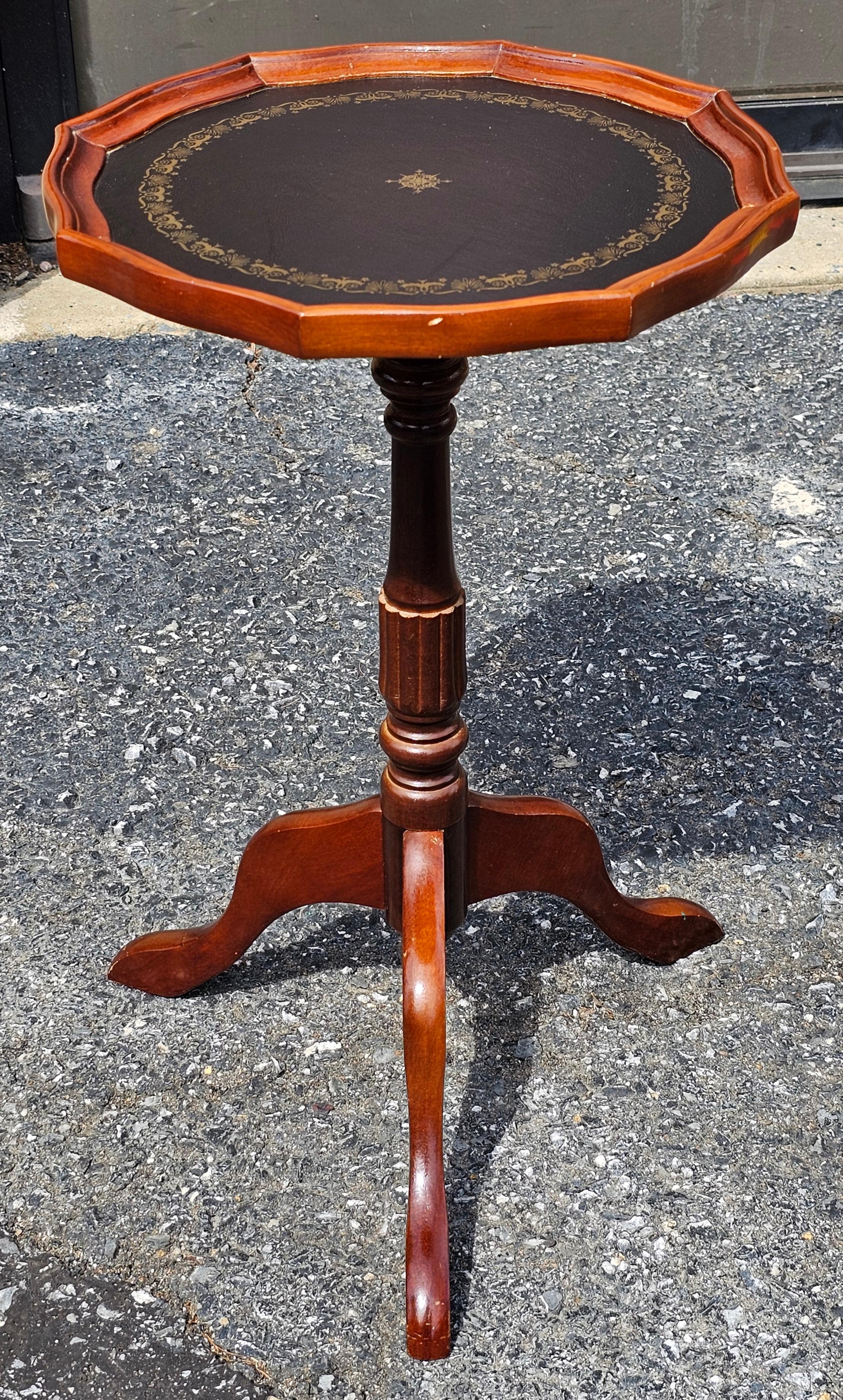 Fin du 20e siècle The Pedestal Tripod Tooled Leather Top Mahogany Candle Stand en vente 1