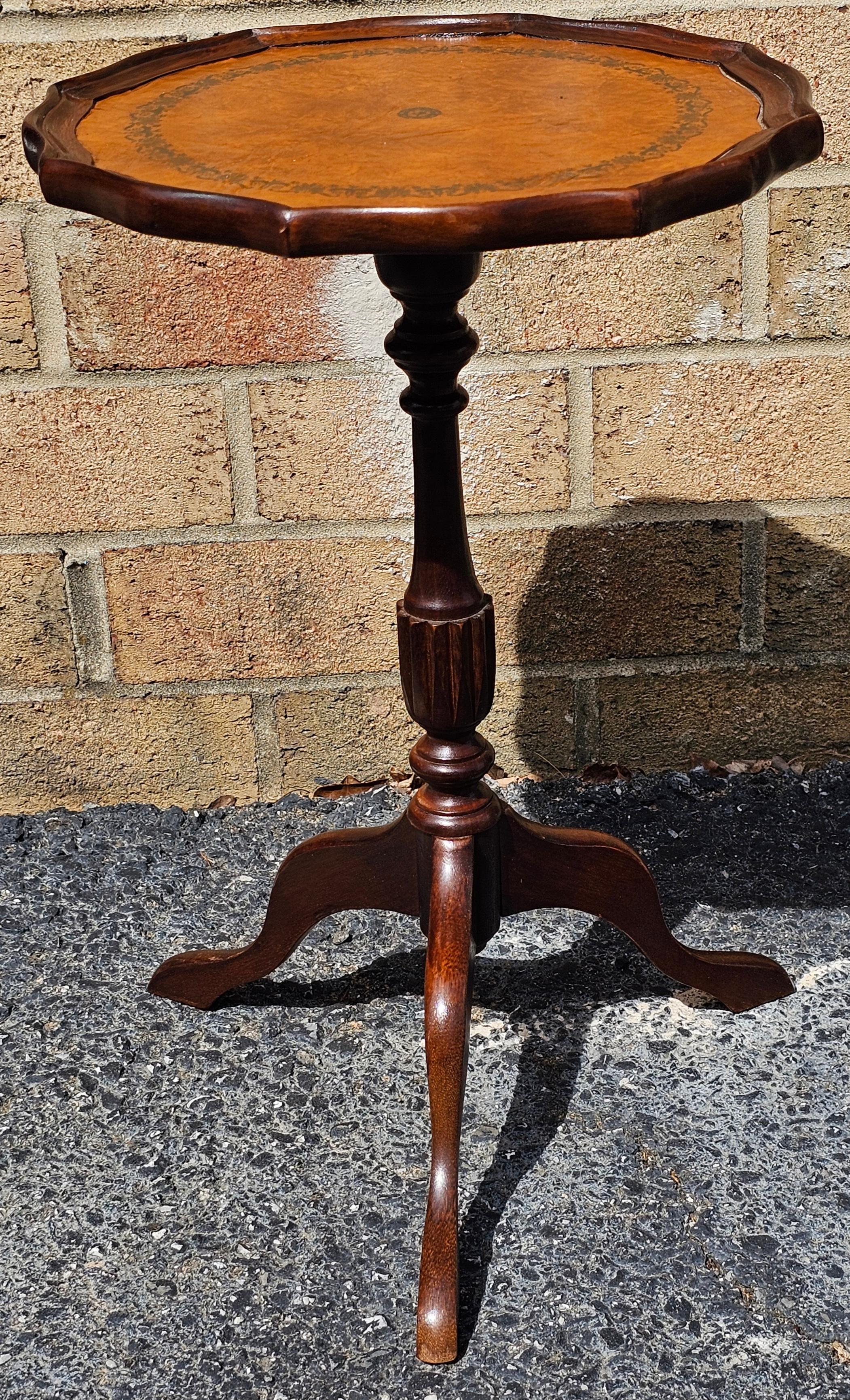 Fin du 20e siècle The Pedestal Tripod Tooled Leather Top Mahogany Candle Stand en vente 1