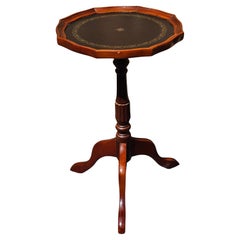 Candelabro de caoba con pedestal trípode de finales del siglo XX y tapa de cuero labrado