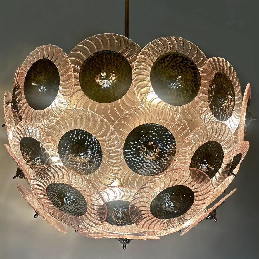 Impressionnante structure en métal peint avec des disques en verre d'art de Murano rose et or (30 cm. de diamètre chacun). Chaque disque de verre est recouvert et maintenu en place par des disques de protection en laiton martelés à la main et des