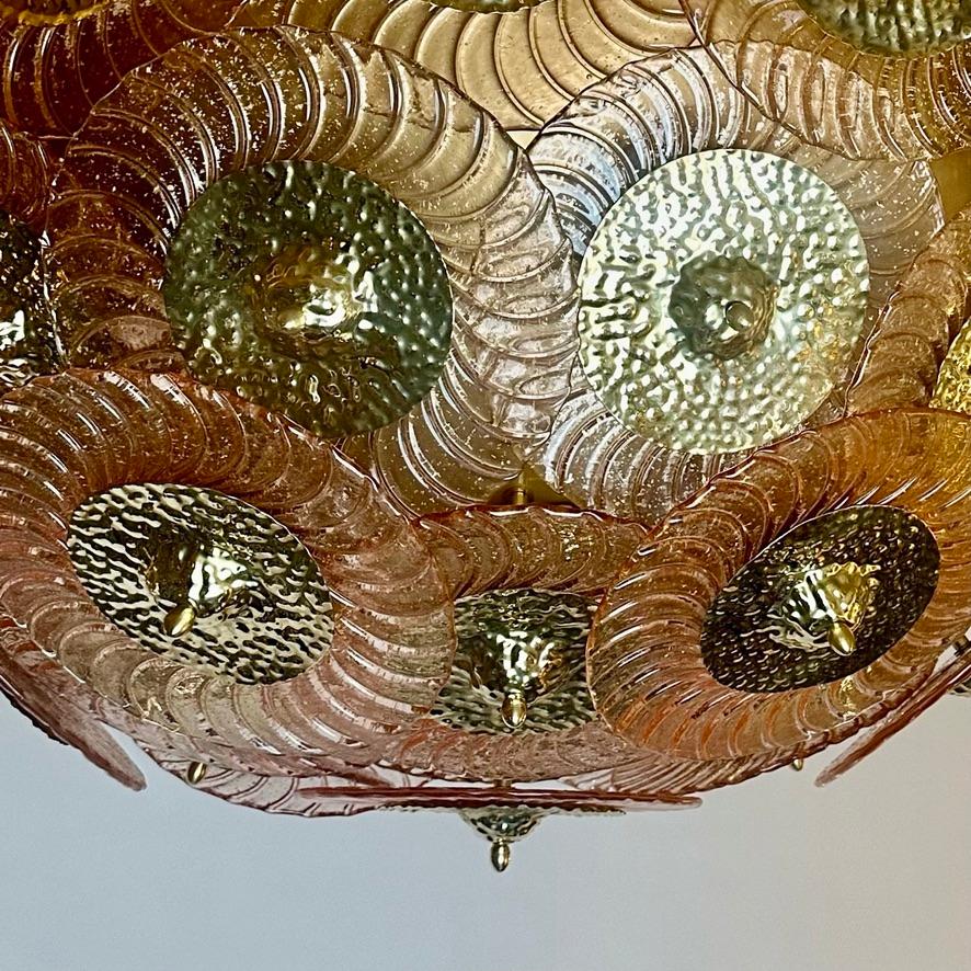 Mid-Century Modern Fin du 20e siècle - Disques en verre d'art rose de Murano et lustre en laiton martelé à la main en vente
