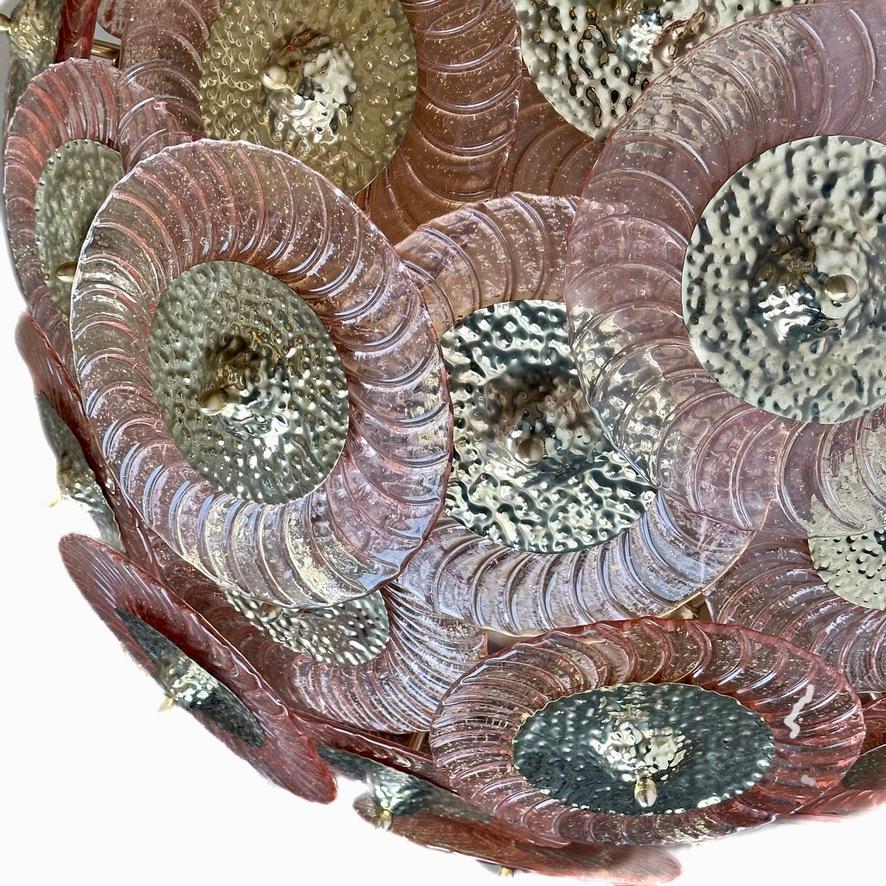 italien Fin du 20e siècle - Disques en verre d'art rose de Murano et lustre en laiton martelé à la main en vente