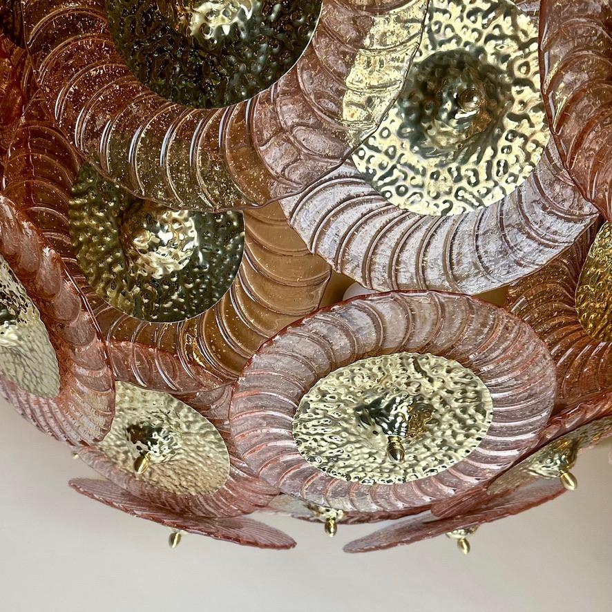 Peint Fin du 20e siècle - Disques en verre d'art rose de Murano et lustre en laiton martelé à la main en vente