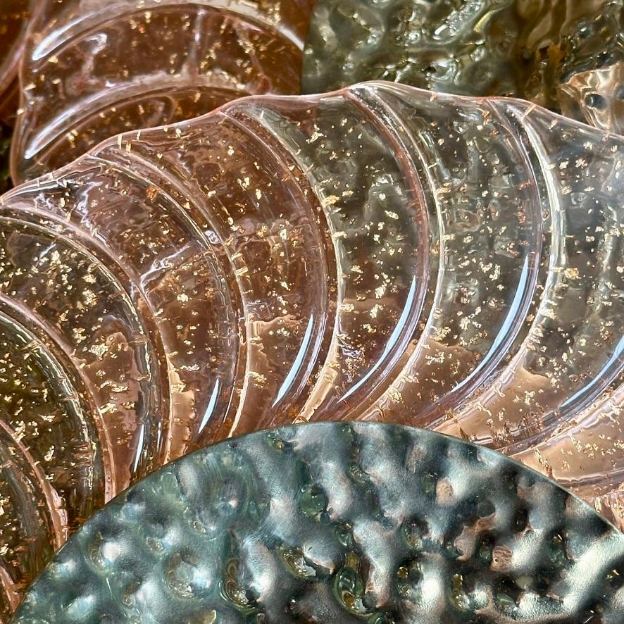 Fin du 20e siècle - Disques en verre d'art rose de Murano et lustre en laiton martelé à la main Bon état - En vente à Firenze, Tuscany