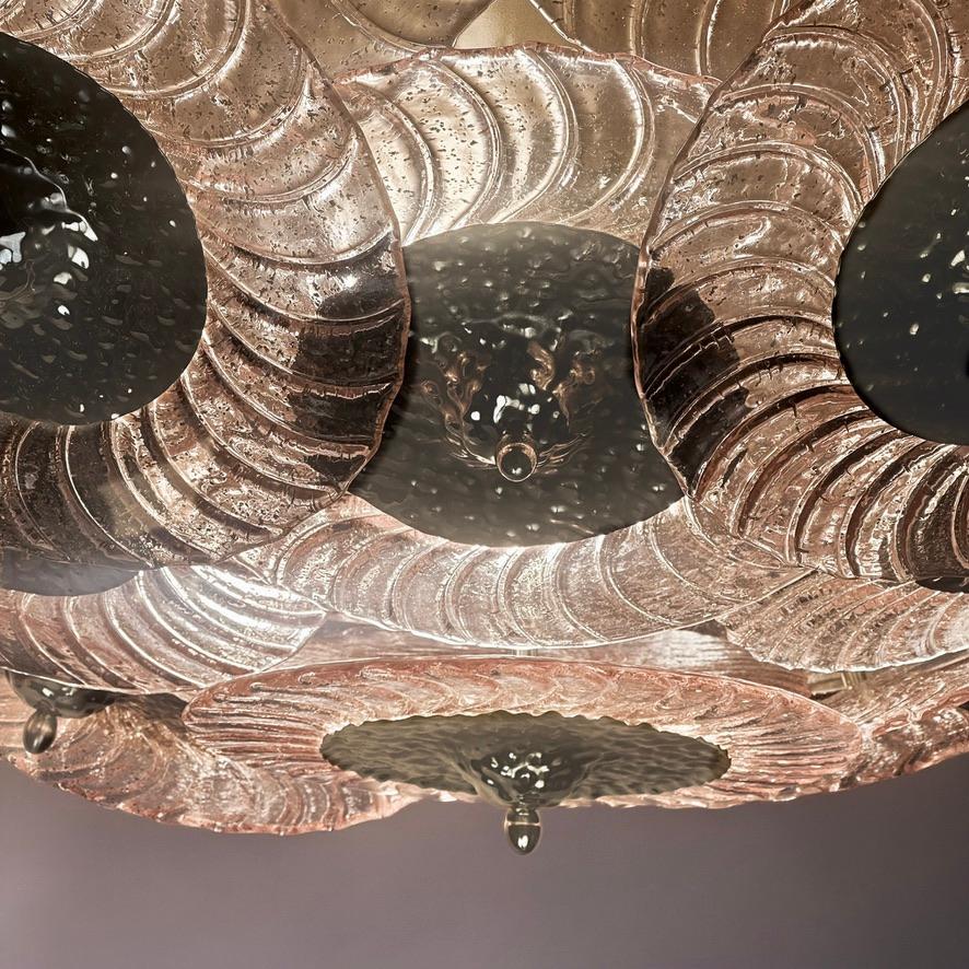 Laiton Fin du 20e siècle - Disques en verre d'art rose de Murano et lustre en laiton martelé à la main en vente