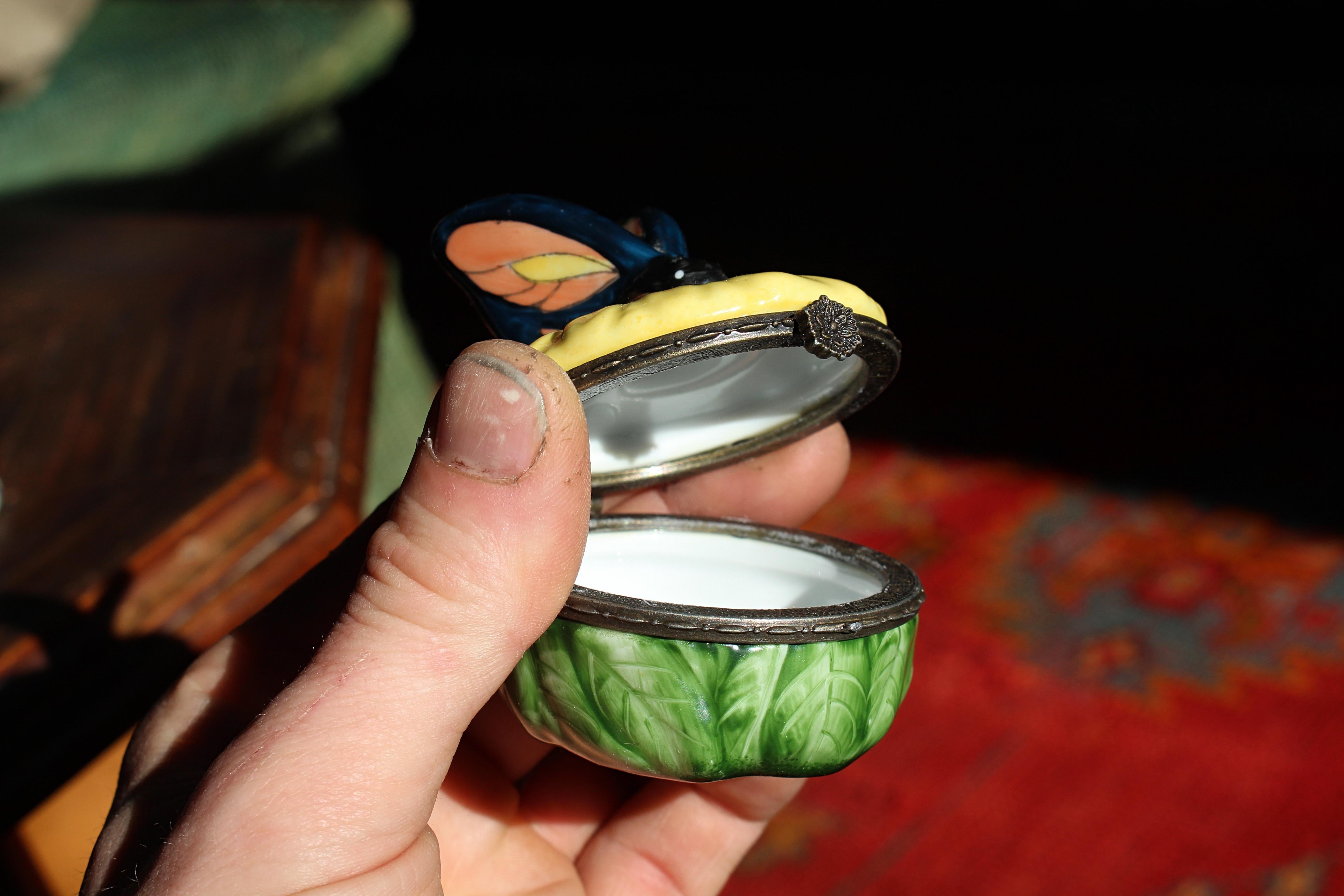 Late 20th Century Porcelain Peint Main Vintage Trio of Trinket Boxes by Limoges For Sale 9