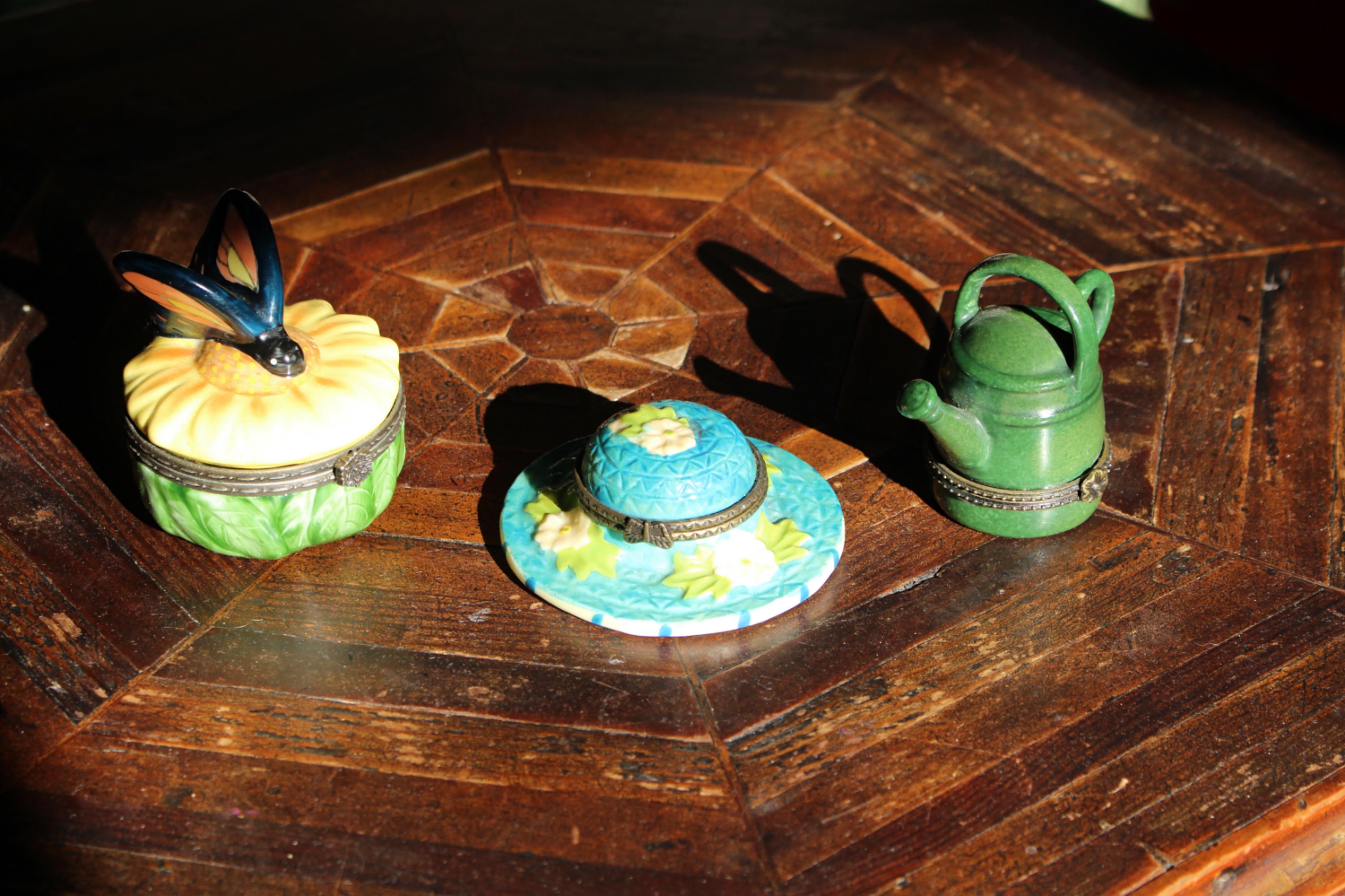 Beautiful porcelain peint main (hand painted) vintage trio of  trinket boxes by Limoges, circa 1980s, With brassware clasps.

These unusual pieces are in excellent condition, and just look fabulous on a side table or mantel

A summer hat 7cm in