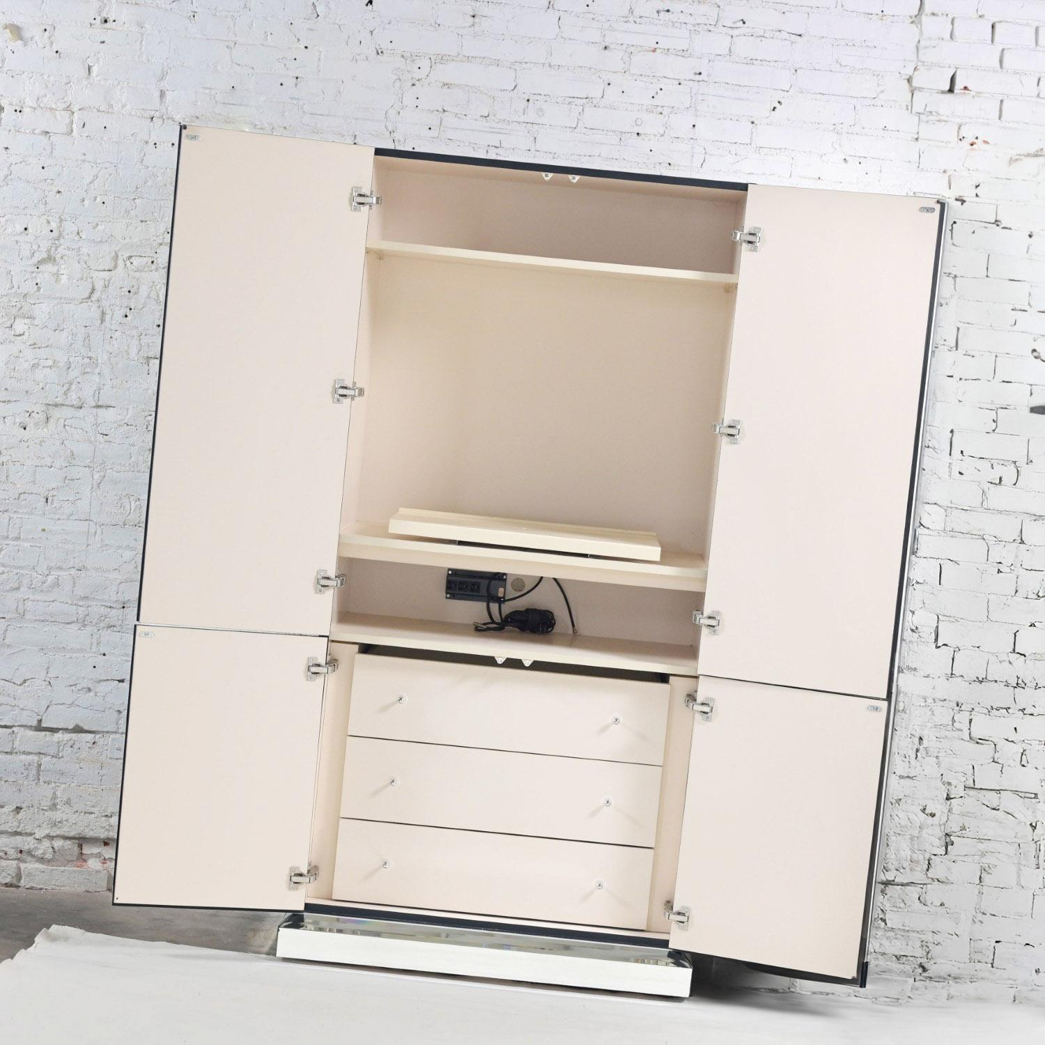 Late 20th Century Postmodern to Art Deco Revival Mirrored Entertainment Cabinet For Sale 1