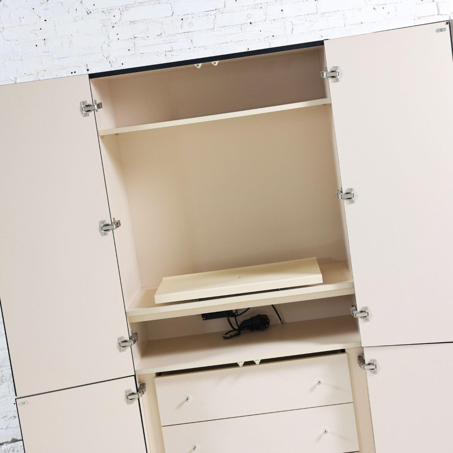 Late 20th Century Postmodern to Art Deco Revival Mirrored Entertainment Cabinet For Sale 2