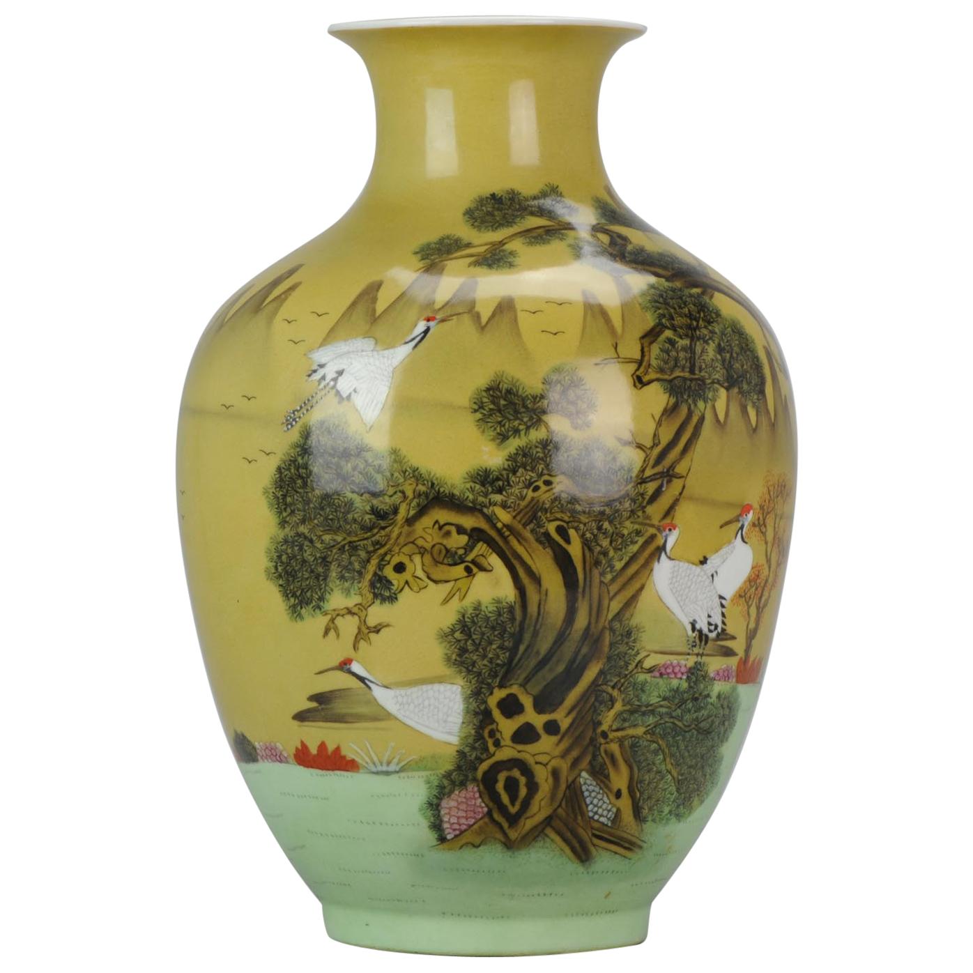 Vase en porcelaine chinoise PRoC de la fin du XXe siècle avec grues de haute qualité