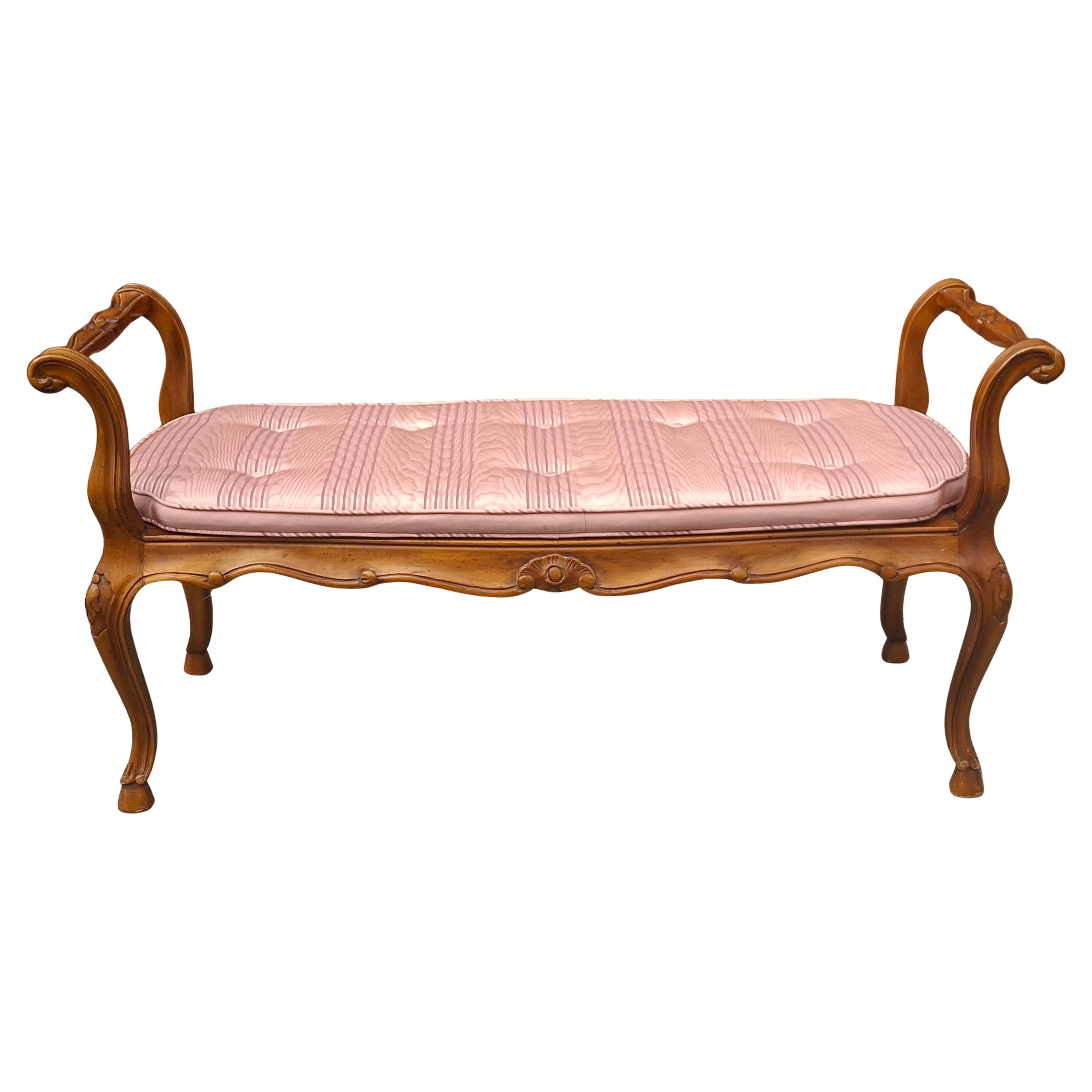 Fin du 20e siècle, banc tapissé en bois de fruitier et assise cannée de style provincial