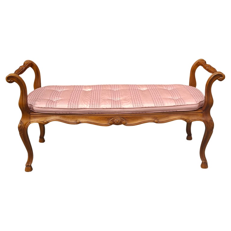 Späte 20. Jahrhundert Provincial Style Obstholz und Caned Sitz gepolstert Bank im Angebot bei 1stDibs Deutschland