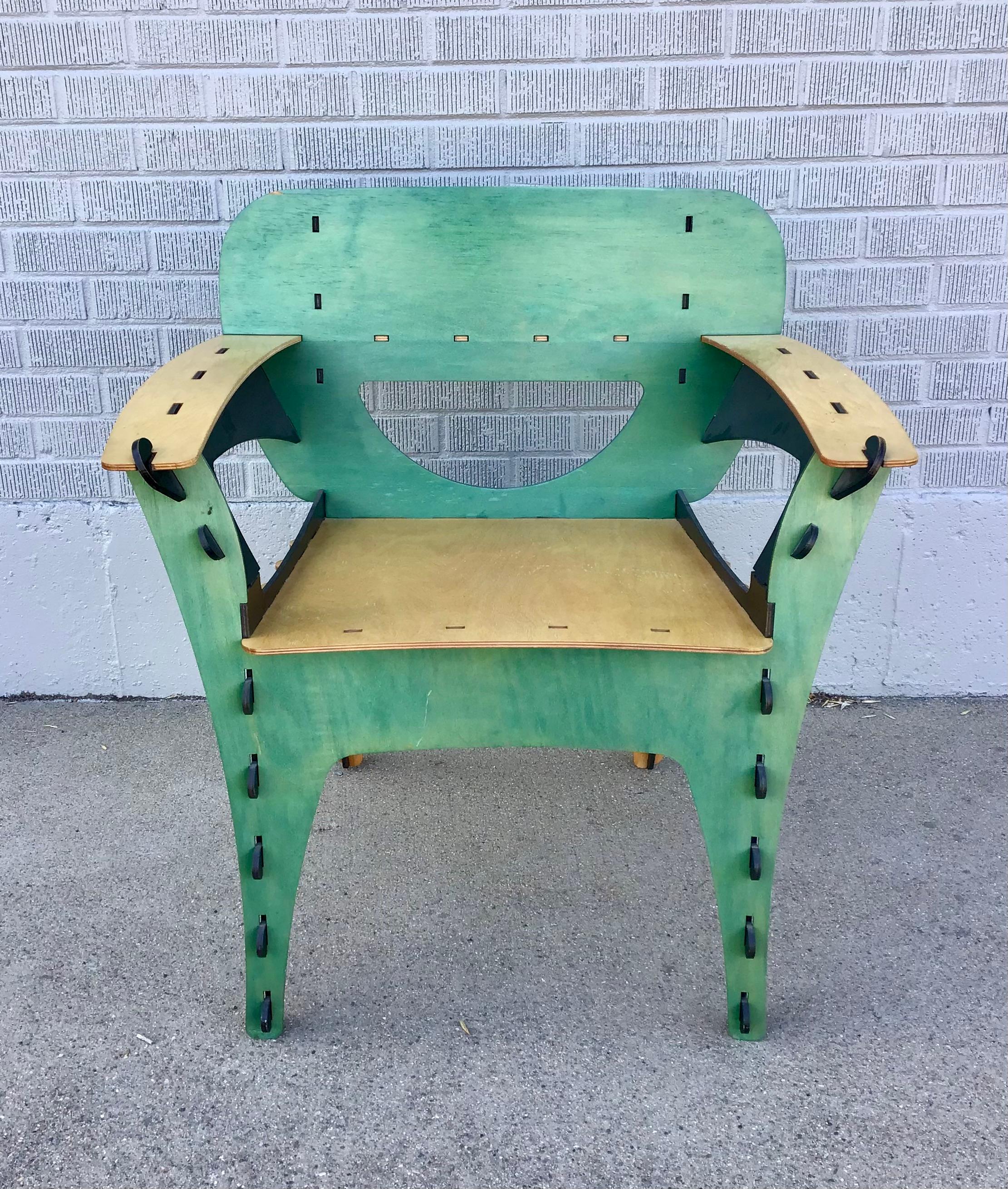 Silla puzzle de David Kawecki en verde, negro y natural. ¡Único, divertido, lúdico y posmoderno!

Tiene la marca del fabricante que dice
