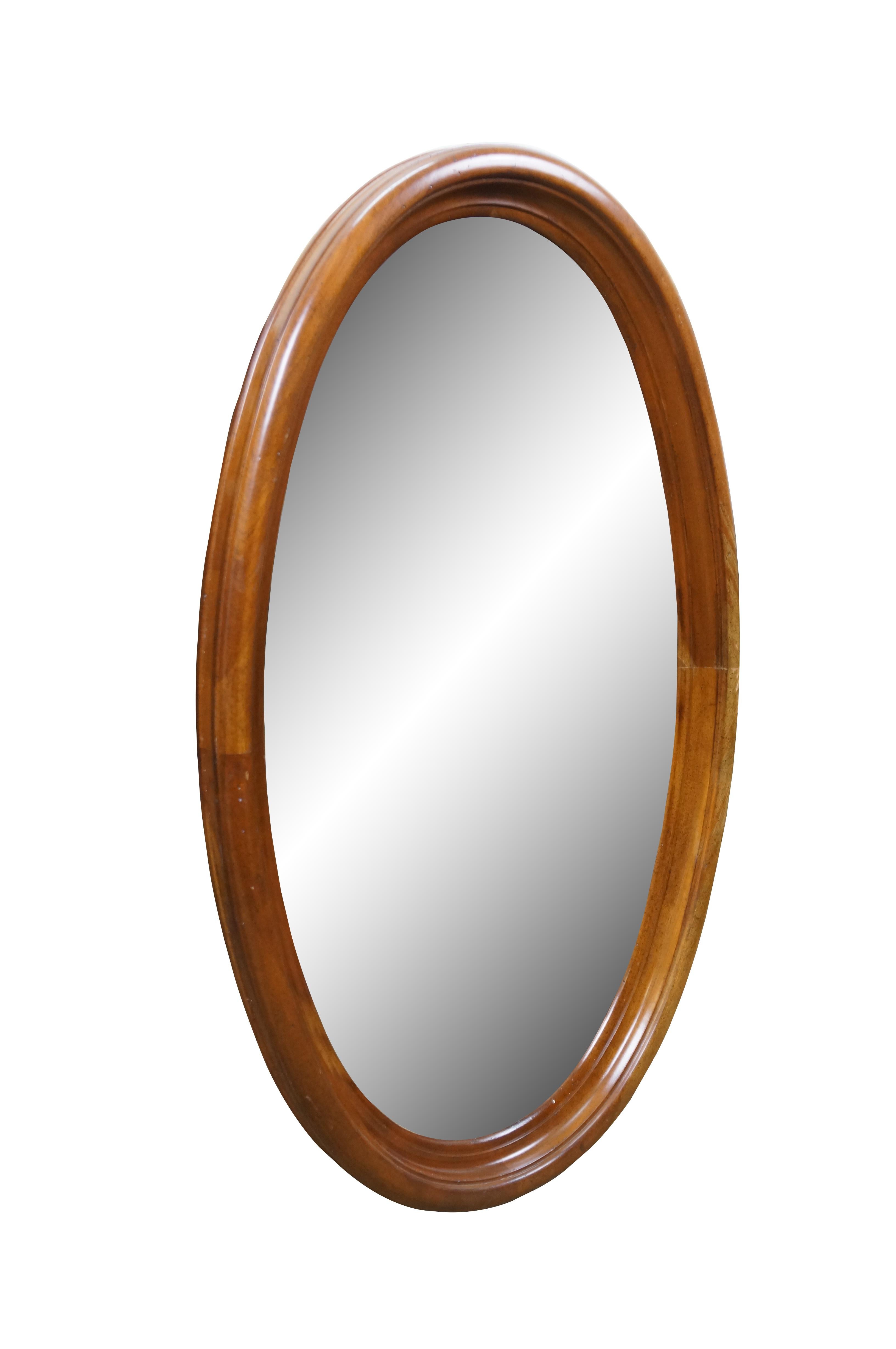Miroir mural vintage ovale et long avec cadre en bois dur biseauté et verre biseauté. Numéroté 1118 au verso.

Dimensions :
22